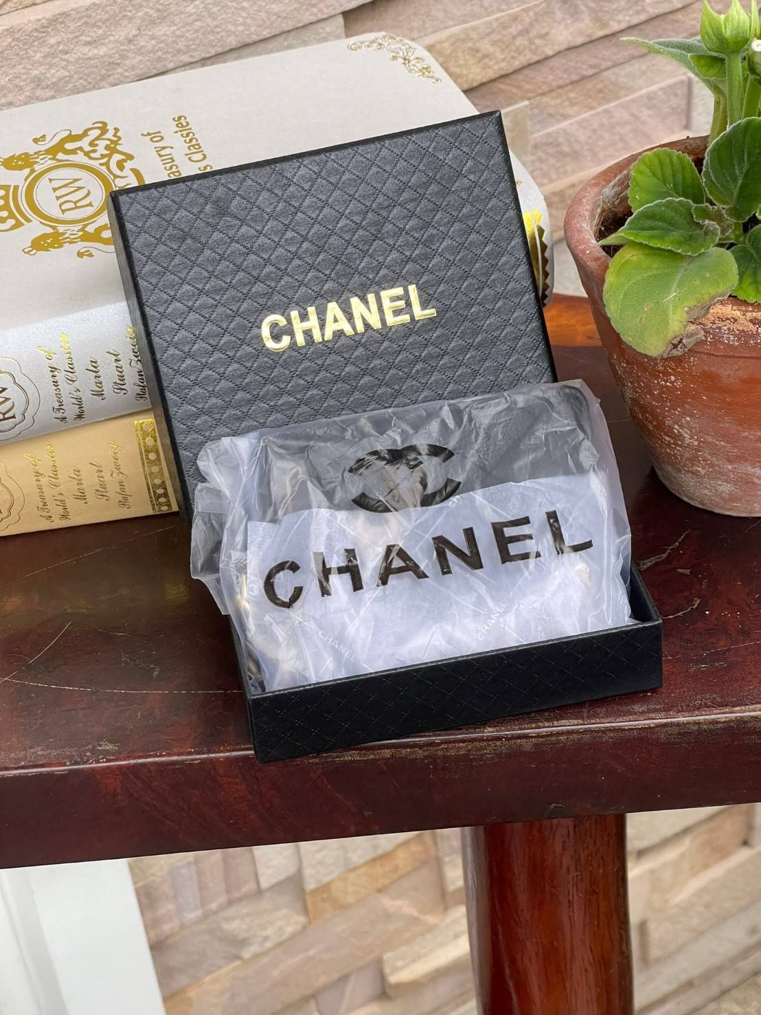 CHANEL Caviar Quilted Card Holder On Chain สายคล้องคอใส่บัตรรุ่นนี้การออกแบบเรียบง่ายแต่ดูแพงใส่การ์ดได้ทั้งด้านหน้า ด้านหลัง ตรงกลางมีช่องเพิ่มให้อีก1ช่อง ด้านหน้าประดับโลโก้ชาแนล ลายหนังคาเวียร์ ดูดีมีซิกเนเจอร์สุดๆ ใช้แล้วมีเอกลักษณ์ มาพร้อมกับสายโซ่ร้