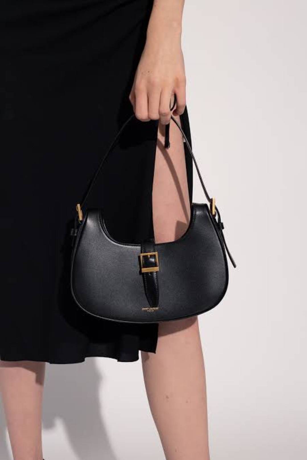 Yves Saint laurent le fermoir hobo bag in shiny leather / YSL hobo bag กระเป๋าสะพายไหล่ ดีเทลหรู สวยครบทุกมุม ตอบโจทย์สาวๆทุกไลฟ์สไตล์ เพราะใช้งานได้ง่ายและสะดวก vip พรีเมี่ยมกิ๊ฟจาก dytyfree วัสดุหนังวัวแท้เต็มใบ สัมผัสดีงามมากๆ น้ำหนักเบา ดูแพงที่สุด ปา