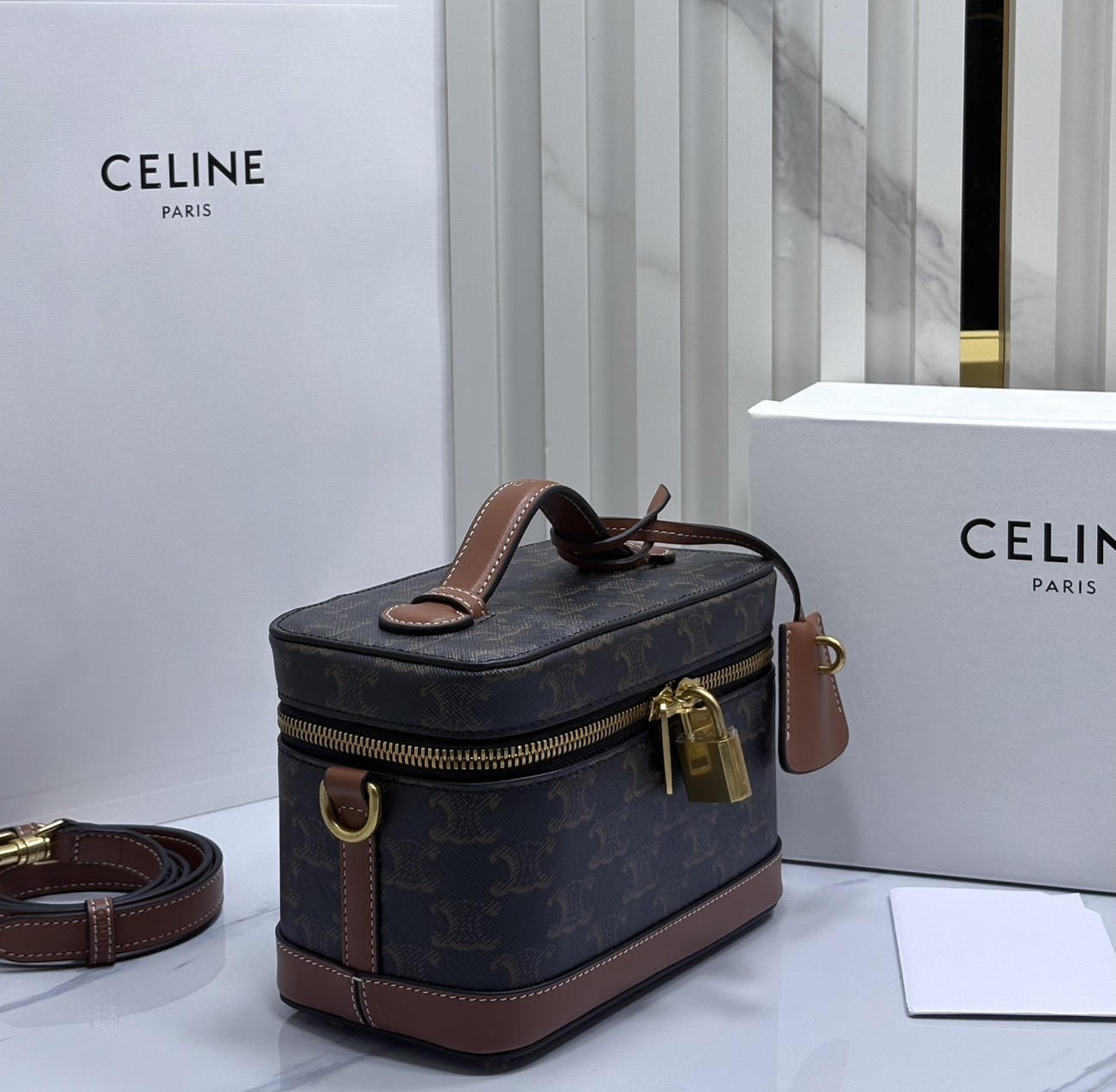 ORI หนังแท้ | CELINE VANITY BAG พลาดไม่ได้เลยกับคอลสุดคิ้ว กับกระเป๋าถือ/สะพายได้ทรงกล่อง ใช้สะพายได้ทุกวันอย่างคล่องตัวดีไซน์ใหม่สวยลาสสิค