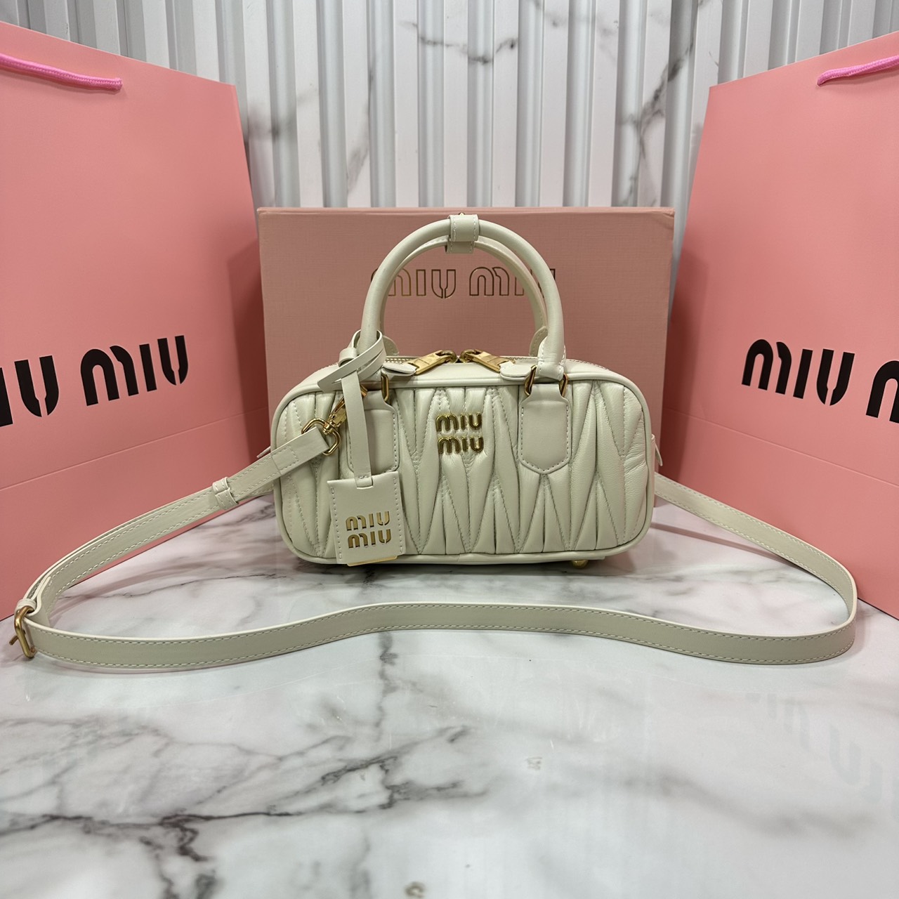 ORI หนังแท้ | MIU MIU Arcadie matelassé nappa leather bag Small 22cm กระเป๋าสะพายทรงโฮโบลุคลูกคุณหรูหราด้วยดีไซน์จับจีบนูนลวดลายสามมิติซับซ้อนเป็นเอกลักษณ์ น่ารักๆเก๋ๆ สวยดูแพง หูจับในตัวง่ายและสะดวกพกพา