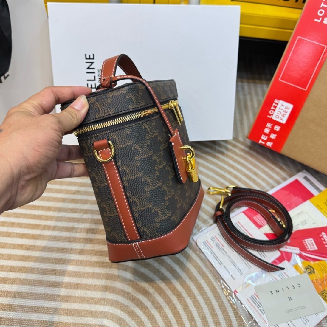 CELINE VANITY BAG พลาดไม่ได้เลยกับคอลสุดคิ้ว กับกระเป๋าถือ/สะพายได้ทรงกล่อง ใช้สะพายได้ทุกวันอย่างคล่องตัวดีไซน์ใหม่สวยลาสสิค