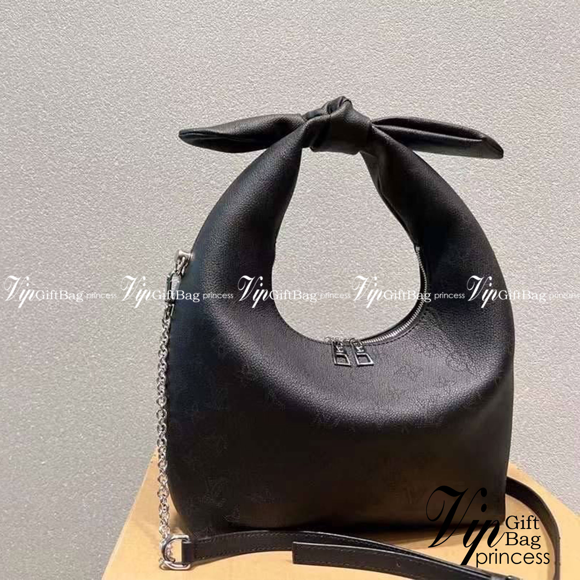 LV Why Knot PM Bag กระเป๋าสะพายงานแบรนด์ ผูกโบว์น่ารัก แต่คงความคลาสสิก งานหนังสวย ดีไซน์หรูหรา แมทช์กับการแต่งตัวง่าย จึงครองใจสาว ๆ ได้ไม่ยาก ไม่ว่าลุคไหนกระเป๋าใบนี้ก็คอมพลีทลุคได้อย่างสมบูรณ์แบบ ภาพถ่ายจากงานขายจริง ใช้งานต่างประเทศได้