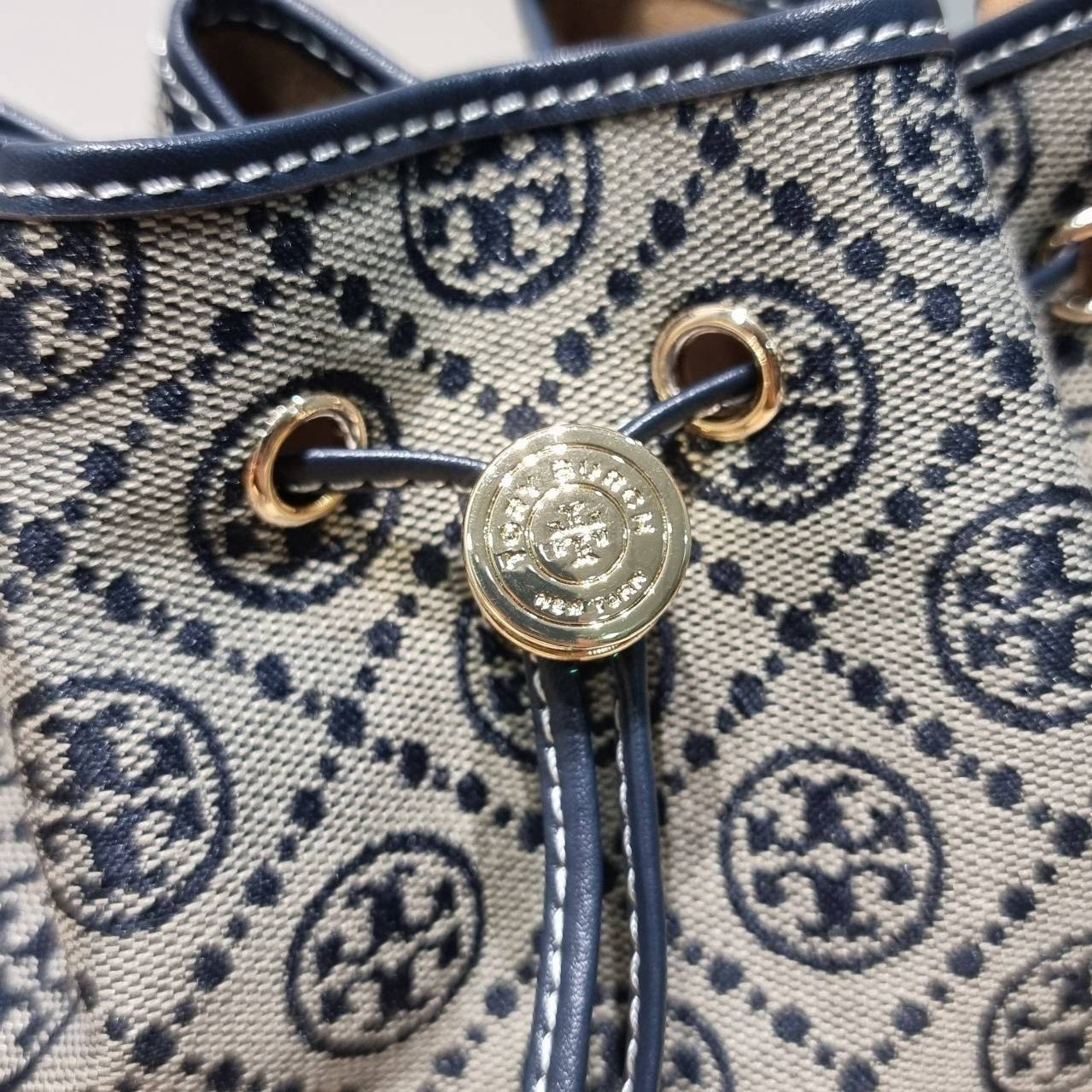 TOP ORI หนังแท้ | เกรดดีสุด TORY BURCH T MONOGRAM BUCKET BAG (ดีไซน์ใหม่) ใหม่ล่าสุดได้สวยก่อนใคร กับกระเป๋าบัคเก็ตยอดฮิต ที่มาในดีไซน์ใหม่ สายคล้องในตัวสามารถปรับได้ รูปทรงและลวดลายสวยชัดคลาสสิค