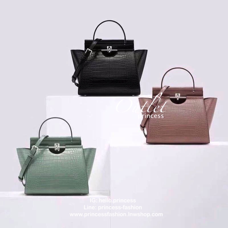 New arrival!! CHARLES & KEITH CROC-EFFECT TRAPEZE BAG กระเป๋าสะพายรุ่นใหม่ล่าสุด วัสดุหนังเรียบเงาสวย นิ่ม น้ำหนักเบา อะไหล่เงิน เปิดปิดกระเป๋าแบบกดล็อก ด้านในโล่งกว้างมีช่องซิปสำหรับใส่ของ ใส่กระเป๋าสตางค์ใบยาว Iphone+ได้ทุกรุ่น มาพร้อมสายสะพายยาวถอด-ปรั