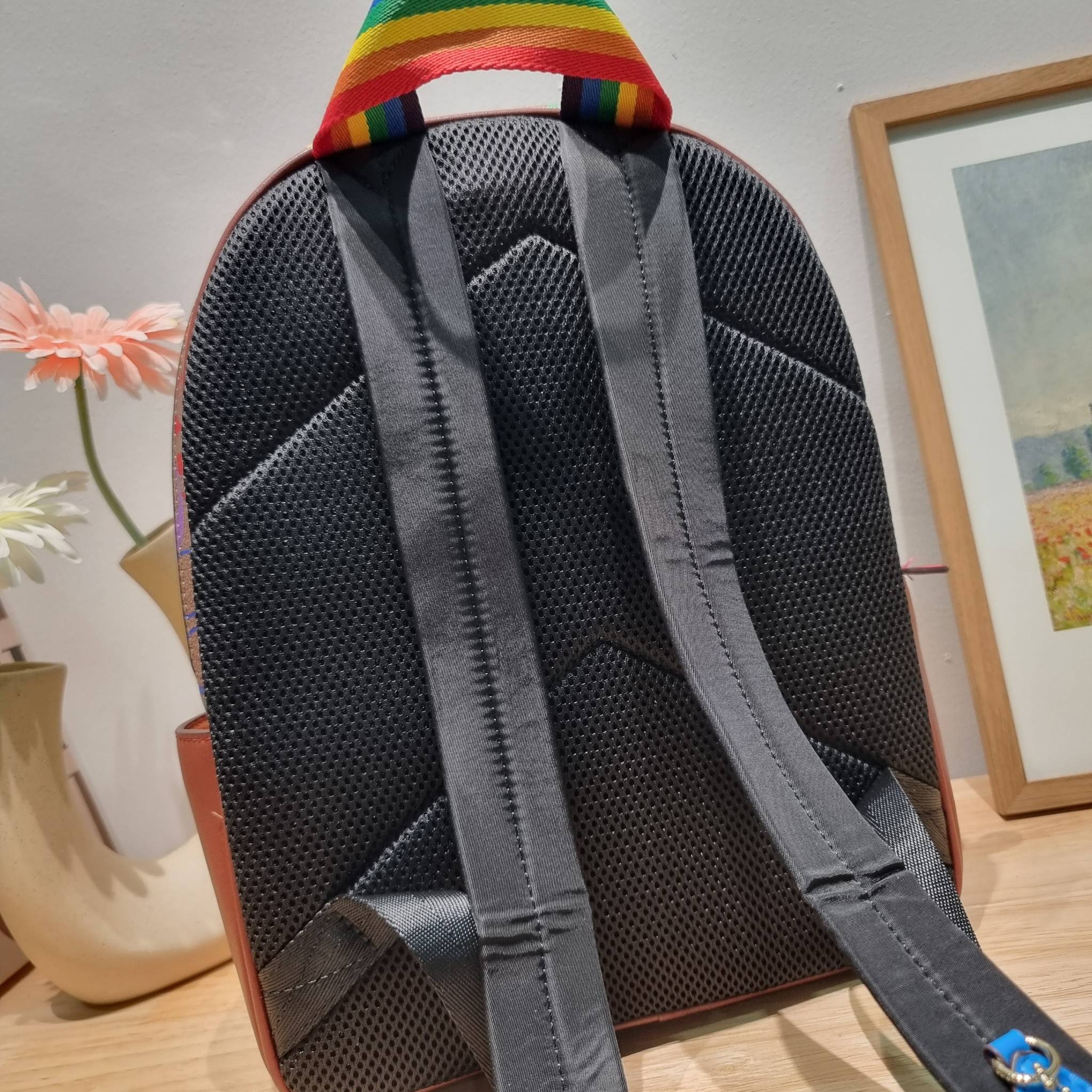 Coach Court Backpack In Rainbow Signature Canvas CA140 กระเป๋าเป้ต้องมาแล้ว ช่วงส่งท้ายปี เทศกาลที่ใครๆก็ไปเที่ยว ใบนี้ตอบโจทย์แน่นอน โดดเด่นด้วยลวดลายสีรุ้ง วัสดุหนังแคนวาส มีช่องซิปให้เลือกใส่ได้มากมาย แย่งสัดส่วนไว้เป็นอย่างดี ด้านหลังบุนวมซอฟท์หลังเวล