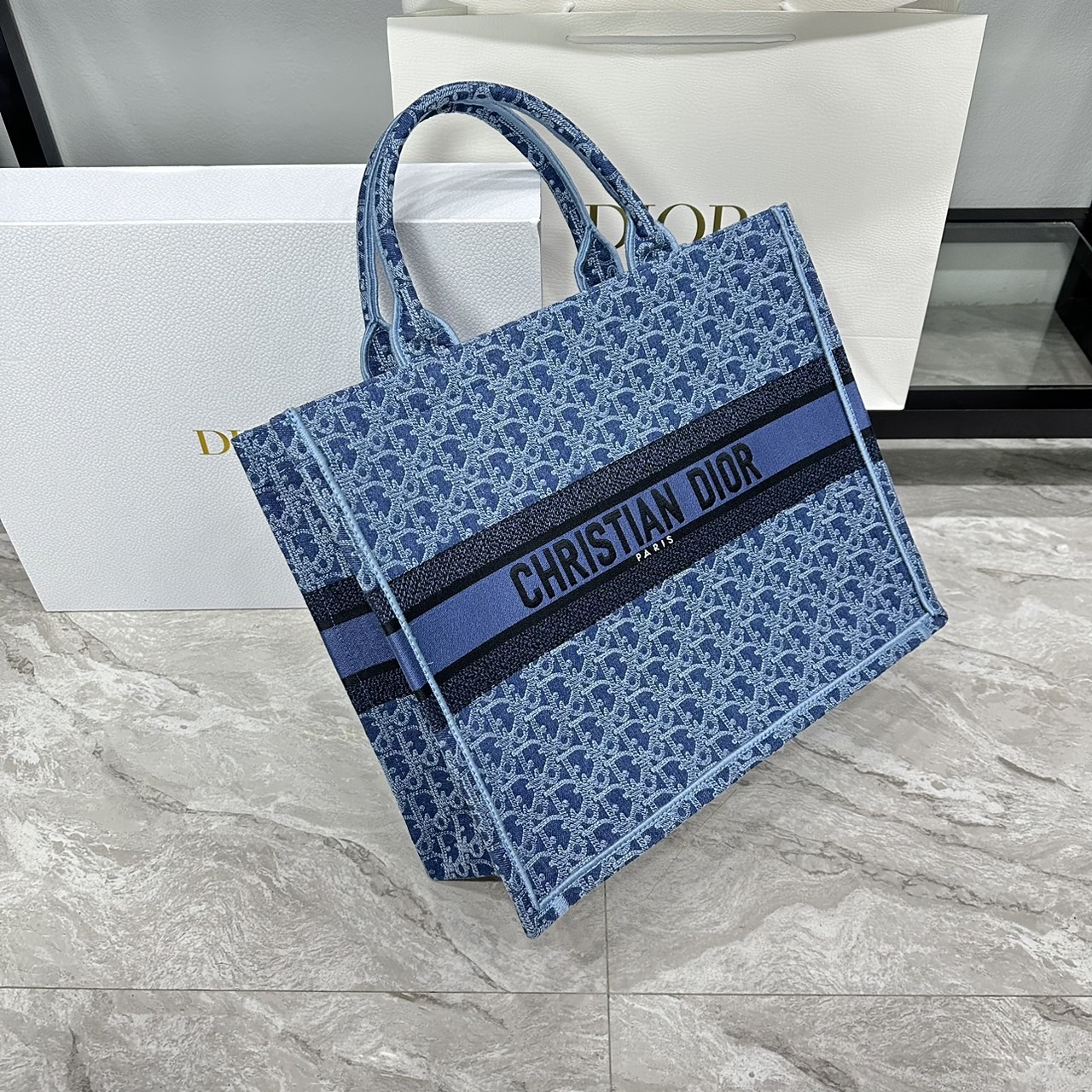 Large Dior Book Tote Bag Blue Denim Dior Oblique Jacquard กระเป๋าทรงโท้ท แก่นแท้ของความงามรูปลักษณ์ทันสมัย เดนิมหรูหรา