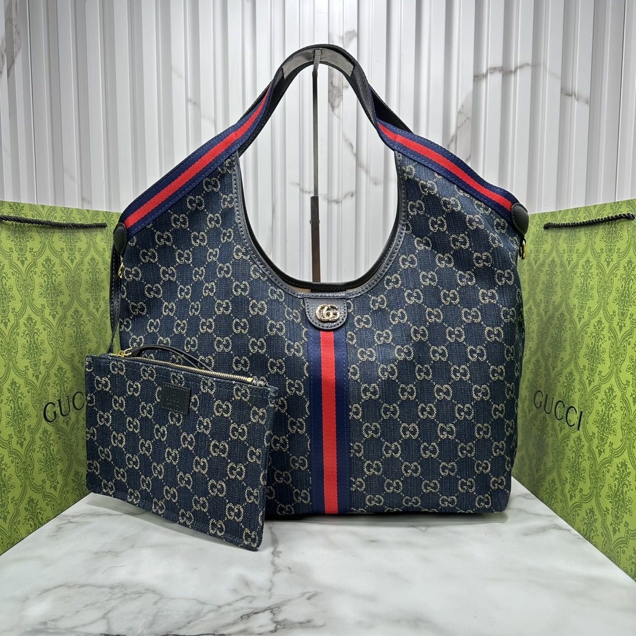 ORI หนังแท้ | Gucci Giglio Large tote bag / Monogram / Denim กระเป๋าทรงสะพายทรงโท้ทใบใหญ่ ดีไซน์ใหม่ล่าสุด สวยหรู่เท่มาก มาพร้อมใบเล็กเข้าเซ็ท พร้อมสายสะพายยาวเขียวแดงเป็นเอกลักษณ์ ภายในโล่งกว้าง จุของได้เยอะจุใจ