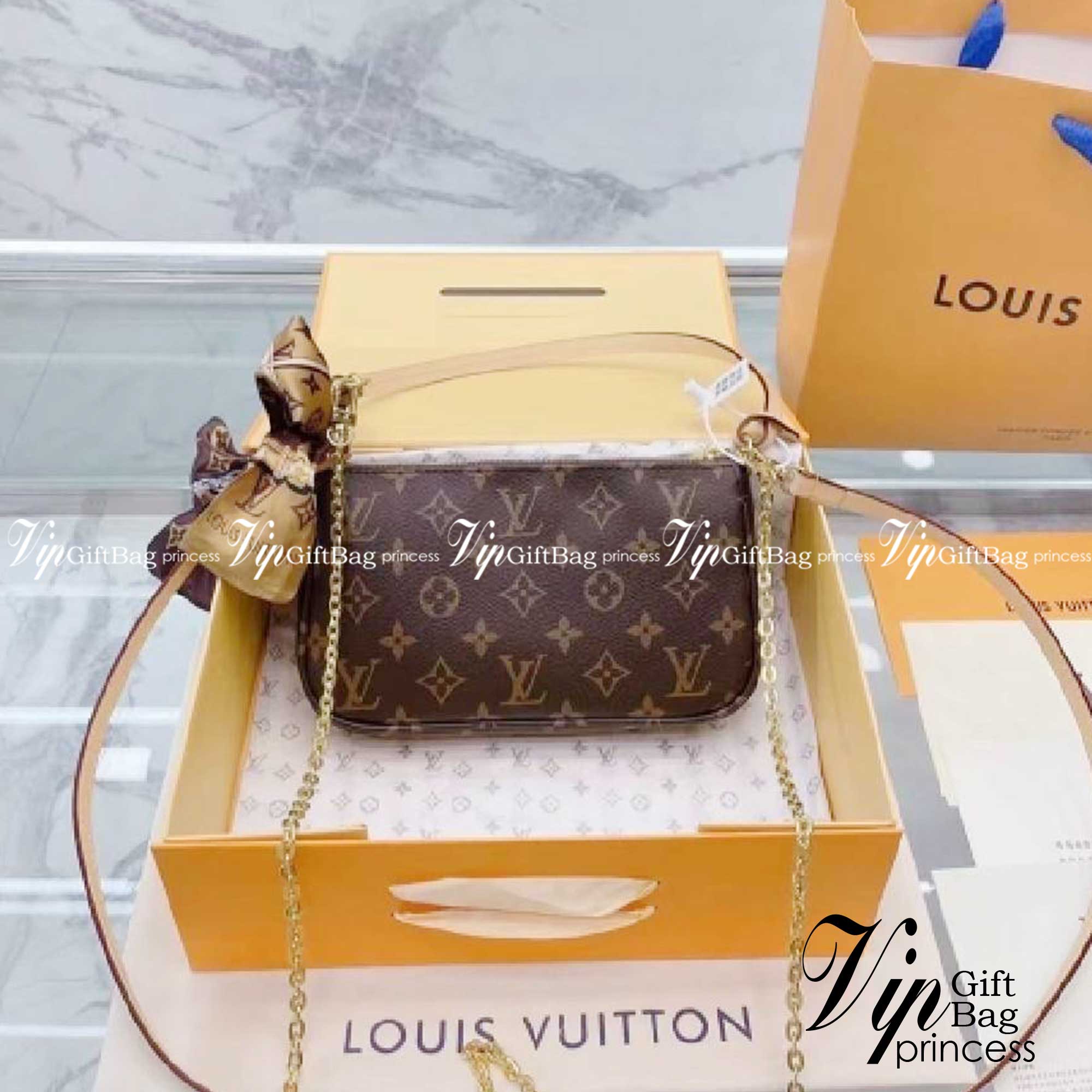 LV POCHETTE ACCESSOIRES กระเป๋าสะพายทรงพอช สุดฮอต ดีงาม ดีไซน์คลาสสิควินเทจ ขนาดกำลังสวย ประหยัดพื้นที่ มาพร้อมสายคล้องโซ่ และสายสะพายหนัง เป็นไอเท็มที่เหมาะในทุกโอกาส สะพายปรับลุคได้หลายสไตล์ รับรองคุ้มค่าจริงๆจ้า