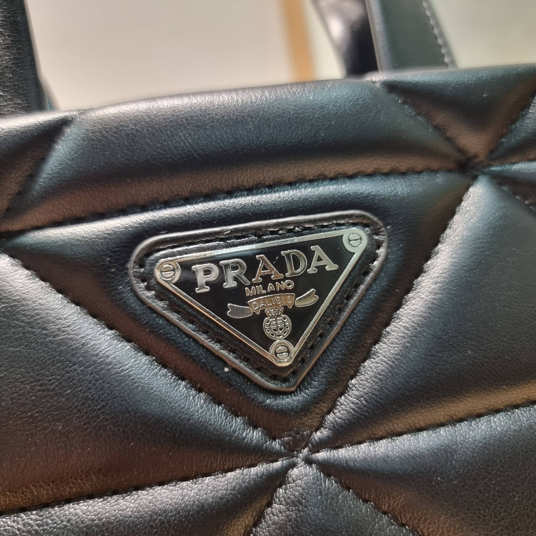 PRADA LEATHER PADDED BAG ใหม่ล่าสุด กับคอลเลคชั่นที่ทำออกมาตอบโจทย์ได้ทุกไลฟ์สไตล์ และเป็นยูนิเซ็กส์ กับกระเป๋าทรงโท้ท ขนาดกำลังดี