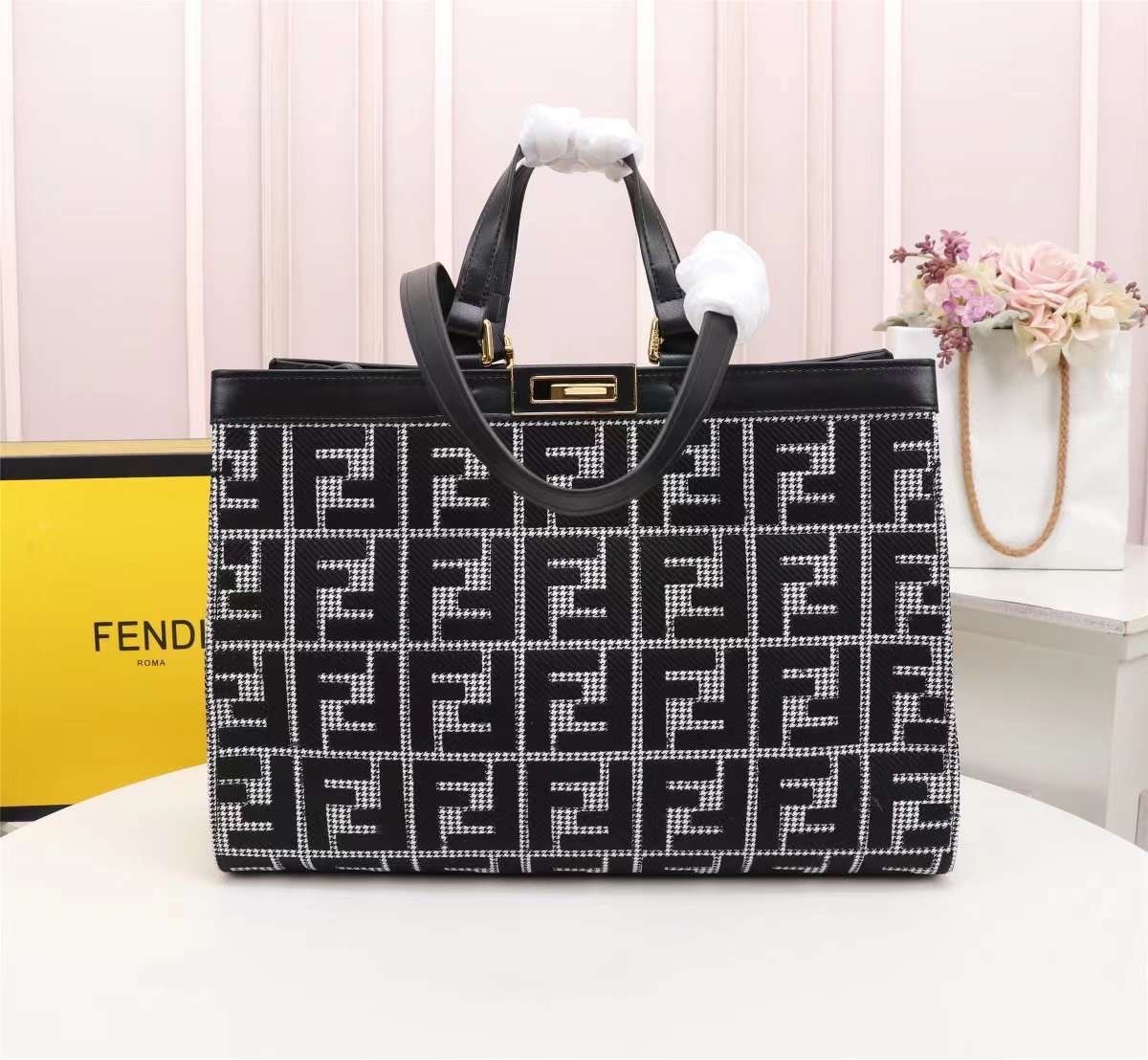 FENDI PEEKABOO X-TOTE BAG 40cm เกรดเทพออริจินอล FENDI MONOGRAM SHOPPING BAG สวยมงลงมากค่ะ กระเป๋าสะพายข้างได้ ถือได้ ใบใหญ่ลายโมโนแกรม FF สวยมากทรงนี้ใช้เป็น everyday bag ได้ จุใจใส่ของได้เยอะ ตัวกระเป๋าผลิตจากผ้าทออย่างดี อยู่ทรงสวย ภายในโล่ง สวยหรู ดูดี
