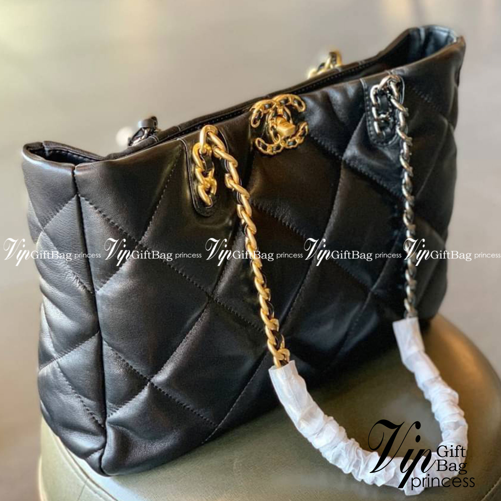 CHANEL SHOPPING BAG พร้อมส่ง ใหม่ล่าสุด และที่สุดของที่สุด กระเป๋าหนังแกะสังเคราะห์อย่างดี ใบใหญ่ 📌หนังนุ่มมากๆ ลายนวม หนังมีความลื่นเงาค่ะ 🌟โดดเด่นด้วยโลโก้แบรนด์และสายสะพายไหล่ใช้โลหะอย่างดีแถมสวยและหรูมากๆเลย ภายในกระเป๋ากว้างใส่สัมภาระ