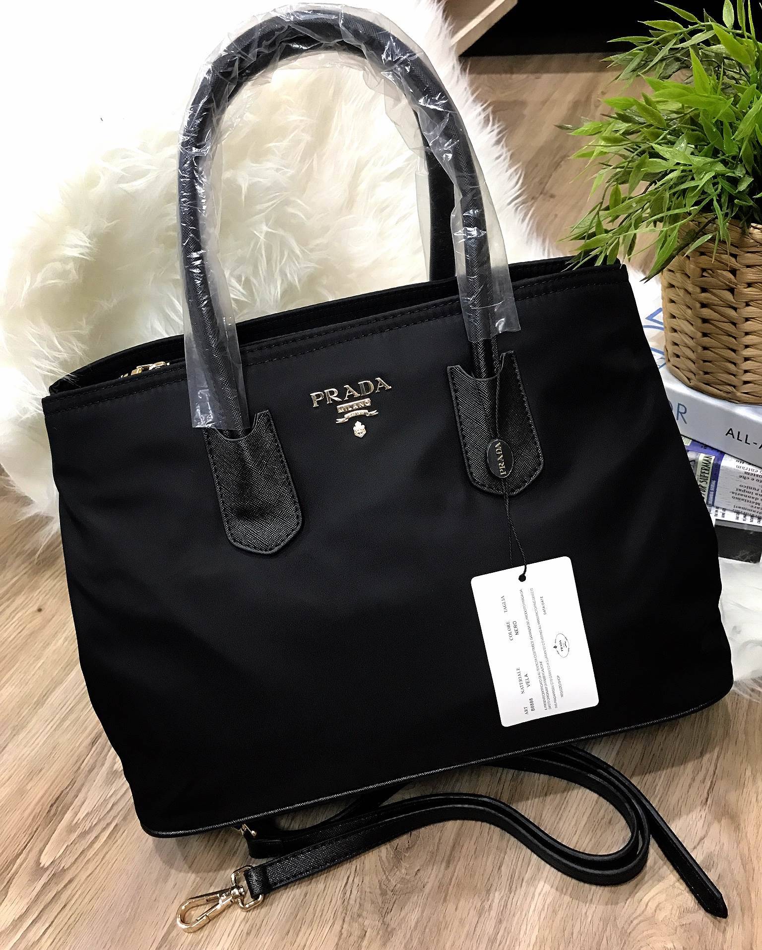New item! Prada Nylon handbag กระเป๋าถือสะพาย **ทรงยอดฮิต มาแล้วค้า จากงานพรีเมี่ยมกิ้ฟใหม่ บอกเลยว่า ใบนี้ Nylon สลับหนัง สวยคุ้มสุดๆคะ ด้านหน้าประดับด้วยโลโก้แบรนด์สวยหรู ด้านในมีช่องซิปแบ่งอีกหลายช่อง มาพร้อมป้ายหนังแท็กห้อยประบดับเก๋ๆ ด้านข้างมีกระดุม
