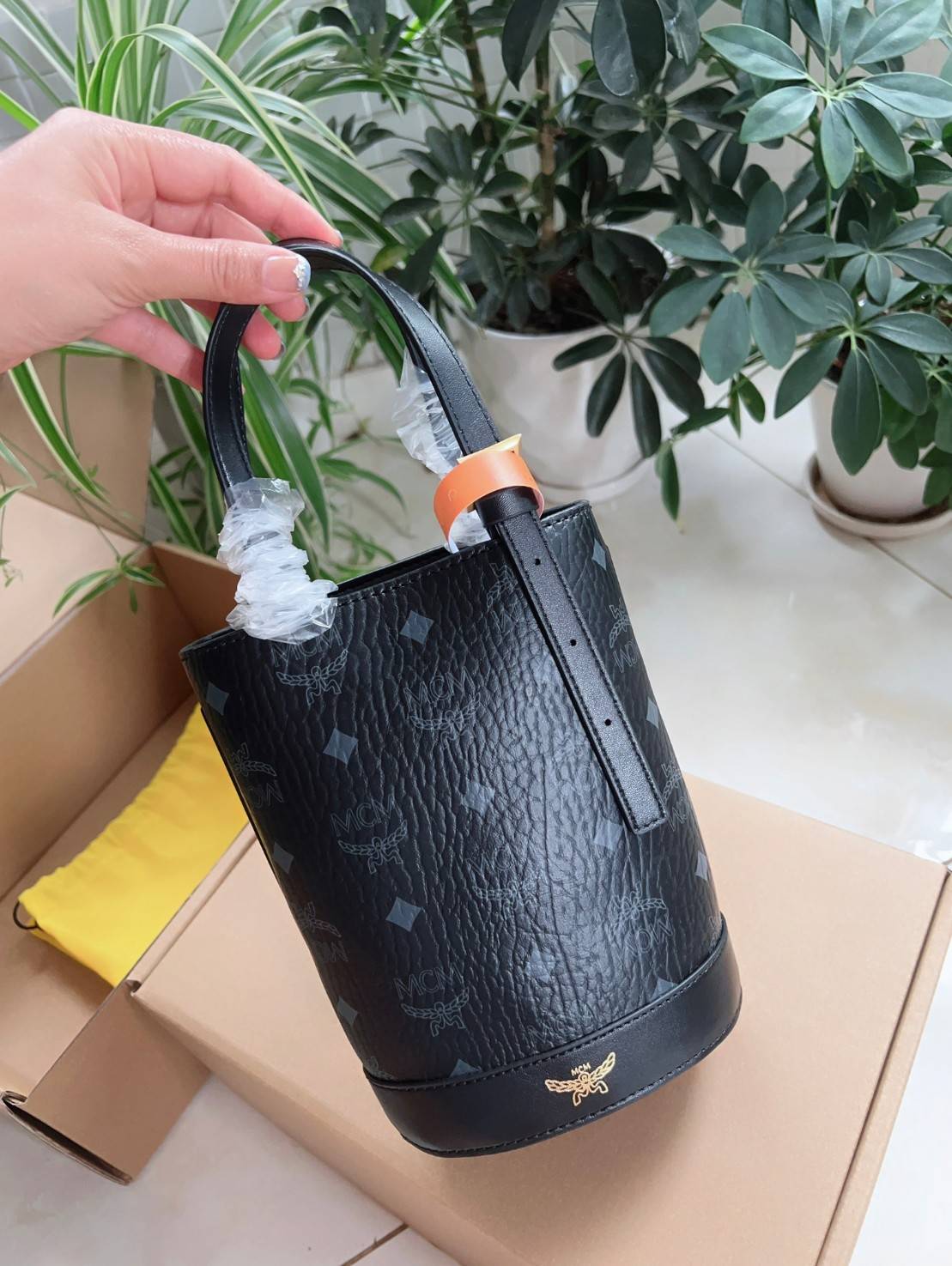 M.C.M AREN BUCKET TOTE IN VISETOS กระเป๋าทรงบัคเก็ต ขนาดกำลังสวย ไอเท็มใหม่ เกรดท็อปออริ 1:1 สลับแท้