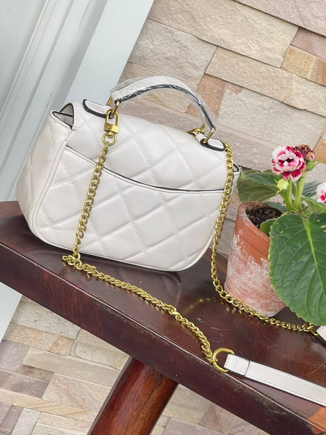 Tory burch crossbody and mini top handle Bag กระเป๋าถือที่มีดีไซน์แสนจะธรรมดาแต่ให้ลุดสุดชิด โดยลวดลายการเดินด้ายกระเป๋าที่มีรสนิยมดูแล้วคลาสสิค ตัวกระดุมของกระเป๋าเปิด-ปิดได้ง่าย หนังมีความนิ่ม จะถือก็ให้ความเก๋ได้อีกแบบ เหมาะกับการไปเที่ยวทั้งในวันสบาย