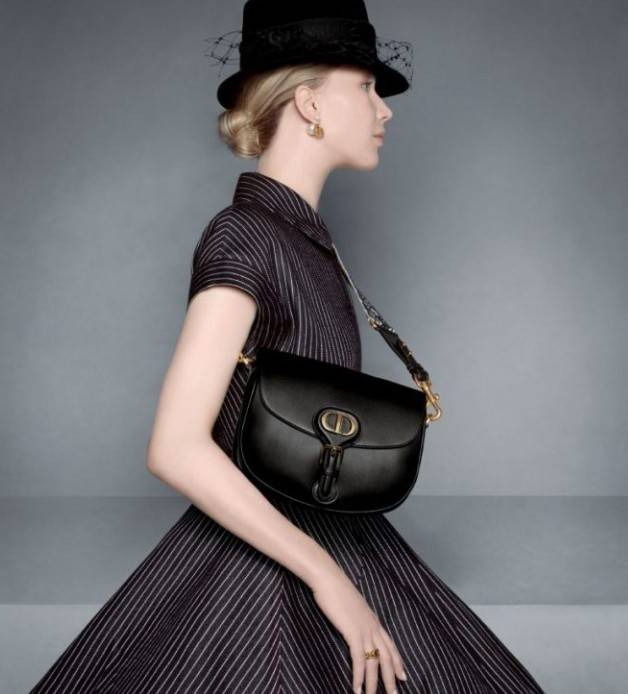 Dior Bobby Bag (GWP) พรีเมี่ยมกิ้ฟ Limited Edition วัสดุหนังแท้ Calfskin อะไหล่ทอง กระเป๋าหรูยอดฮิต ดีไซน์เป็นทรงโค้งเรียบหรูแบบโบฮีเมียนนิดๆ ด้านหน้าประดัลโลโก้ CD เด่นชัด ตอกย้ำความเป็นแบรนด์หรู Christian Dior แมทกับชุดได้ง่าย ใช้ได้ทุกวัน ทั้งสะพายไหล่