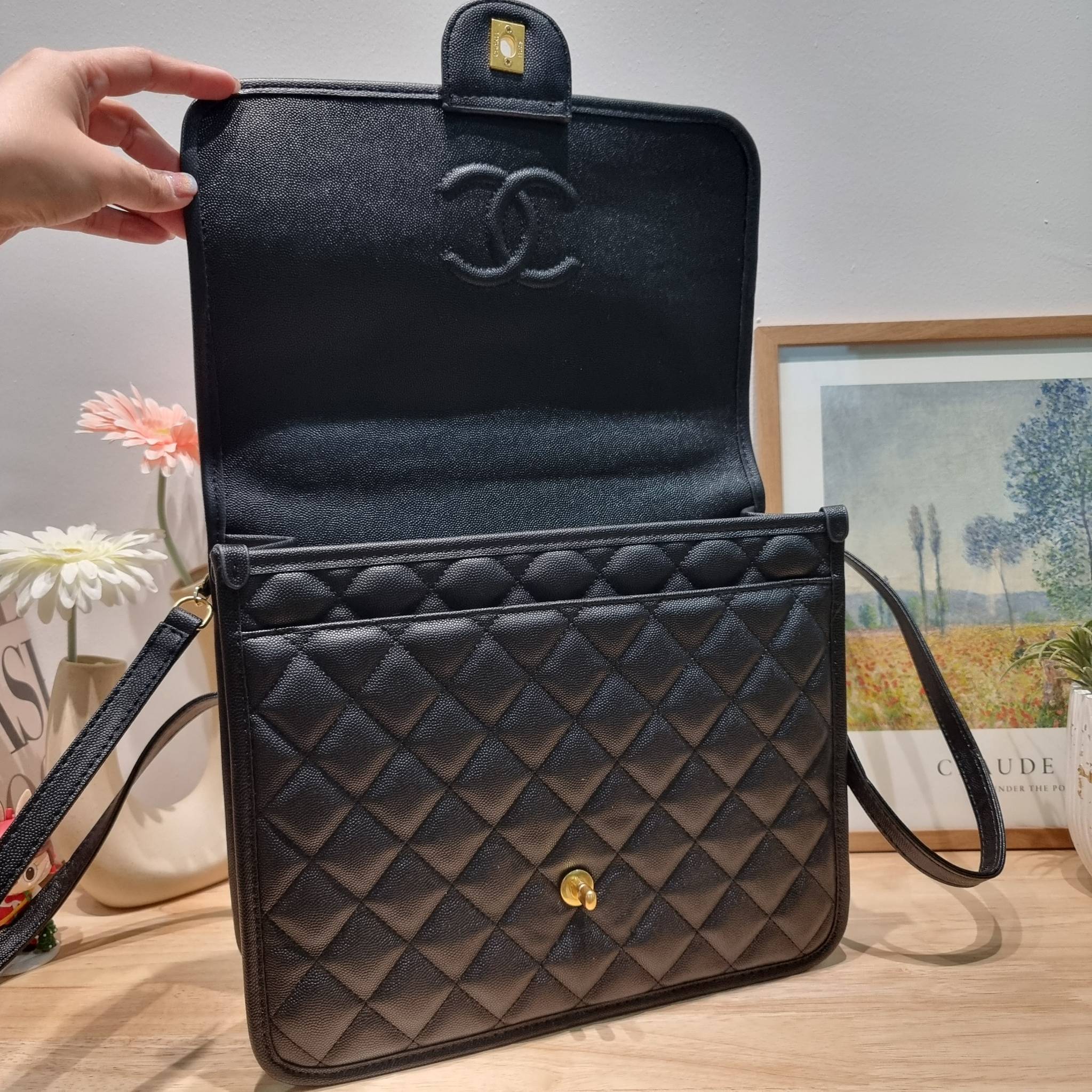 Chanel 22k backpack ที่สุดของไอเท็มที่ตัวแม่ยังต้องมี กับกระเป๋าสะพายทรงเป้ ดีไซน์สุดชิค รูปทรงสวยเป็นเอกลักษณ์ ใบใหญ่จุของคุ้ม สะพายออกทริปไปเที่ยวได้สบายๆ วัสดุหนังลายคาเวียร์ ผิวสัมผัสดี