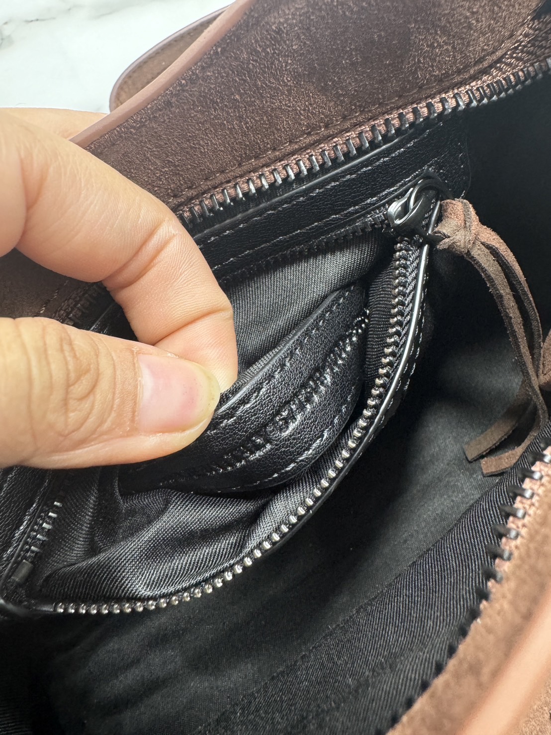 ORI หนังแท้ | Balenciaga Le City suede bag กระเป๋าถือ/สะพายข้างดีไซน์โดดเด่นสวยเท่ล้ำสมัย ใหม่ล่าสุดงานหนังกลับที่สุดแห่งความไอคอนิกไม่เหมือนใคร มีกิมมิคและลูกเล่นแพรวพราว