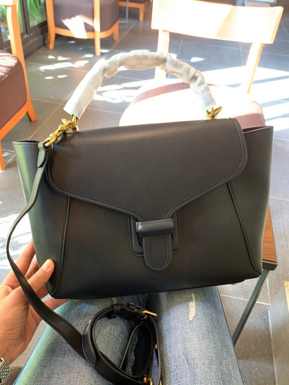 COACH COURIER CARRYALL 23 IN COLORBLOCK SIGNATURE CANVAS พร้อมส่ง 7 แบบ พร้อมส่ง ลุคดูไฮสุดๆค่ะ! กระเป๋าสะพายหนังหรูหราและคลาสสิค หนังแท้ชั้นดีที่สุด น้ำหนักเบา หนังสวยมากก สัมผัสแล้วหลงรักแน่นอนจ้าา😘