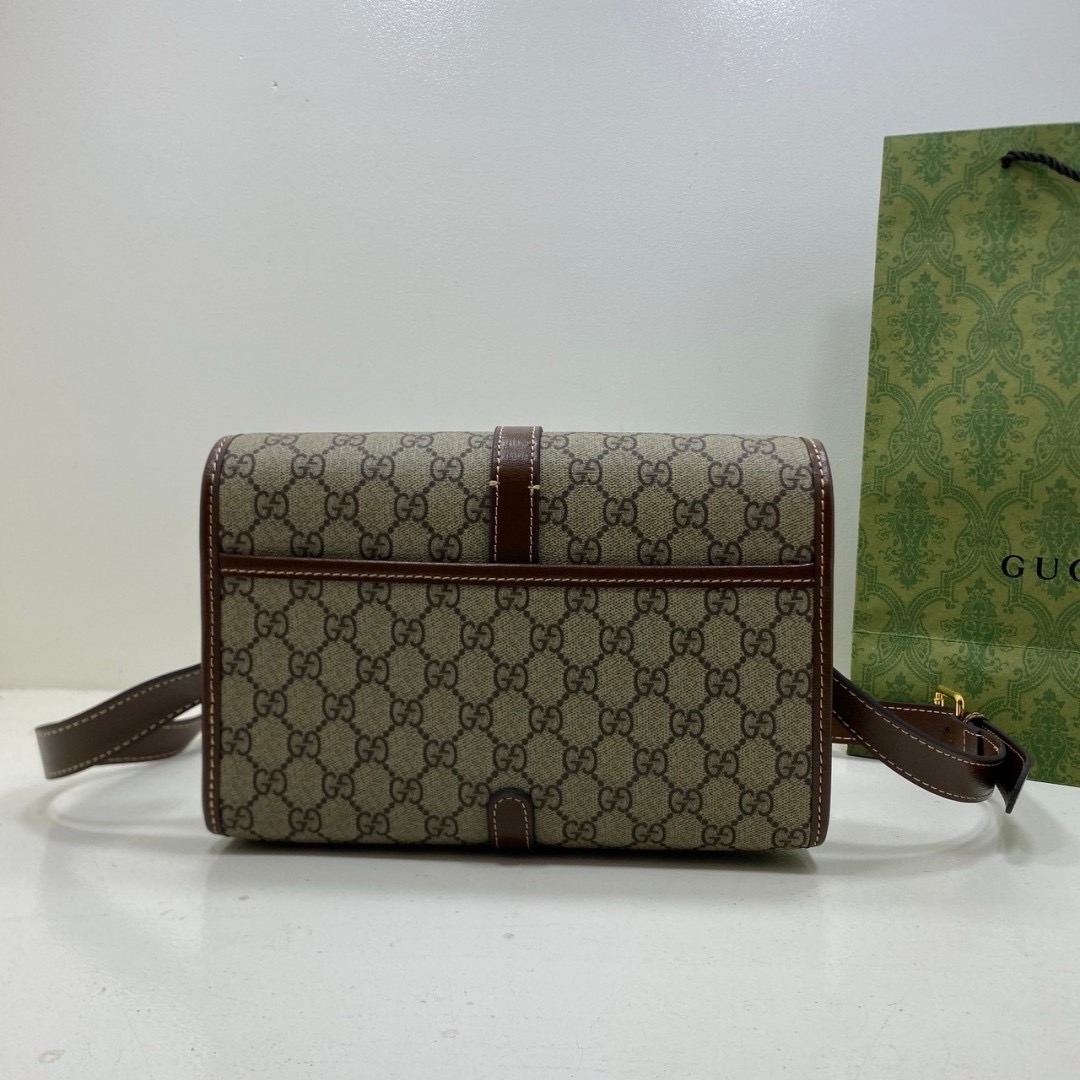 GUUCI GG Messenger Bag / guccipouch กระเป๋าสะพายทรงแมสเซ็นเจอร์วินเทจ พิมพ์ลายคมชัดโมโนแกรมแคนวาสกับไอเท็มที่หนุ่มๆต้องไม่พลาด รุ่น unisex ใช้ได้ทั้งชายหญิง ดีไซส์สวยเด่นเป็นเอกลักษณ์