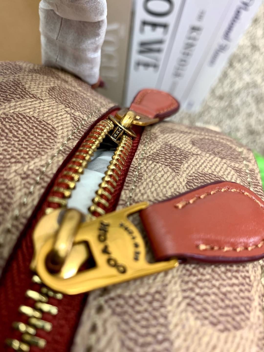 COACH CAMPUS BACKPACK IN SIGNATURE BAG ((32715)) LARGE พร้อมส่งอีกครั้ง ((ใบใหญ่)) ห้ามพลาด! กระเป๋าสะพายหลังแบบมีหูหิ้วได้ หนังแท้อย่างดี ลายหนังสวย สีหนังคลาสสิค ดูดีมากๆค่ะ ด้านหน้ามีช่องซิปขนาดกลางใส่มือถือหรือของจุกจิกได้ เปิดปิดกระเป๋าแบบซิปคู่ ภายใ