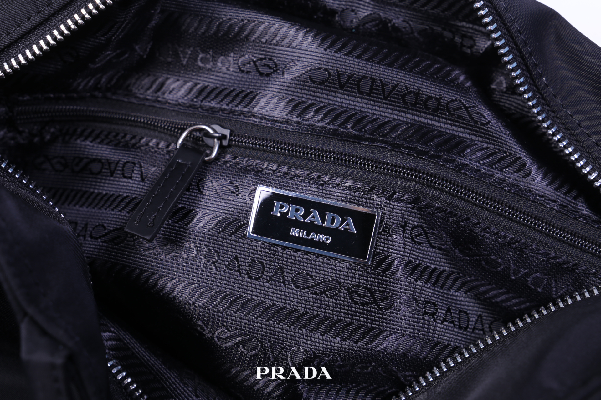 PRADA Shopping Bag / Prada Tessuto Tote Bag กระเป๋าสะพายไหล่ วัสดุ Nylon น้ำหนักเบา วัสดุทำจากไนลอนตัดกับหนัง ด้านหน้าประดับด้วยโลโก้แบรนด์