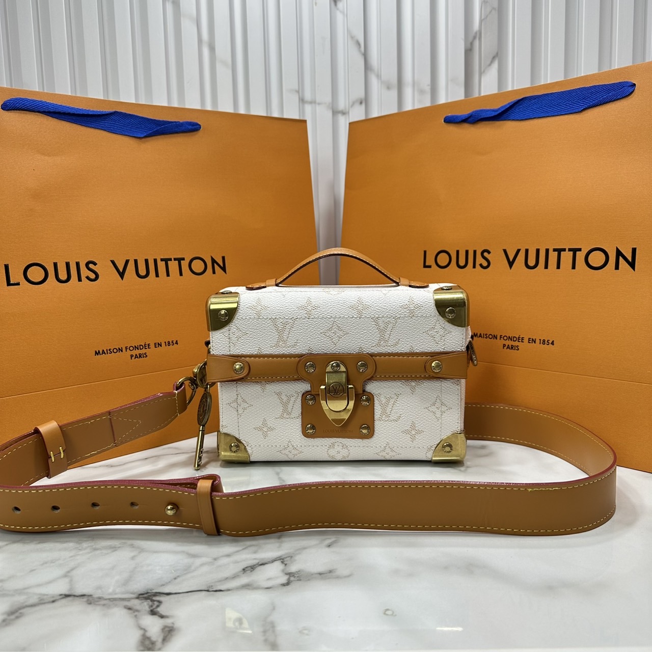 ORI หนังแท้ | LV Soul Trunk Monogram Dust coated canvas Bag กระเป๋าสะพายทรงกล่องโทนสีขาวคลาสสิก รุ่นใหม่สุดไอคอนิก ลายโมโนแกรมสวยงาม สะพายข้างชิคๆ พร้อมตอบรับได้ทุกลุค ทุกสไตล์