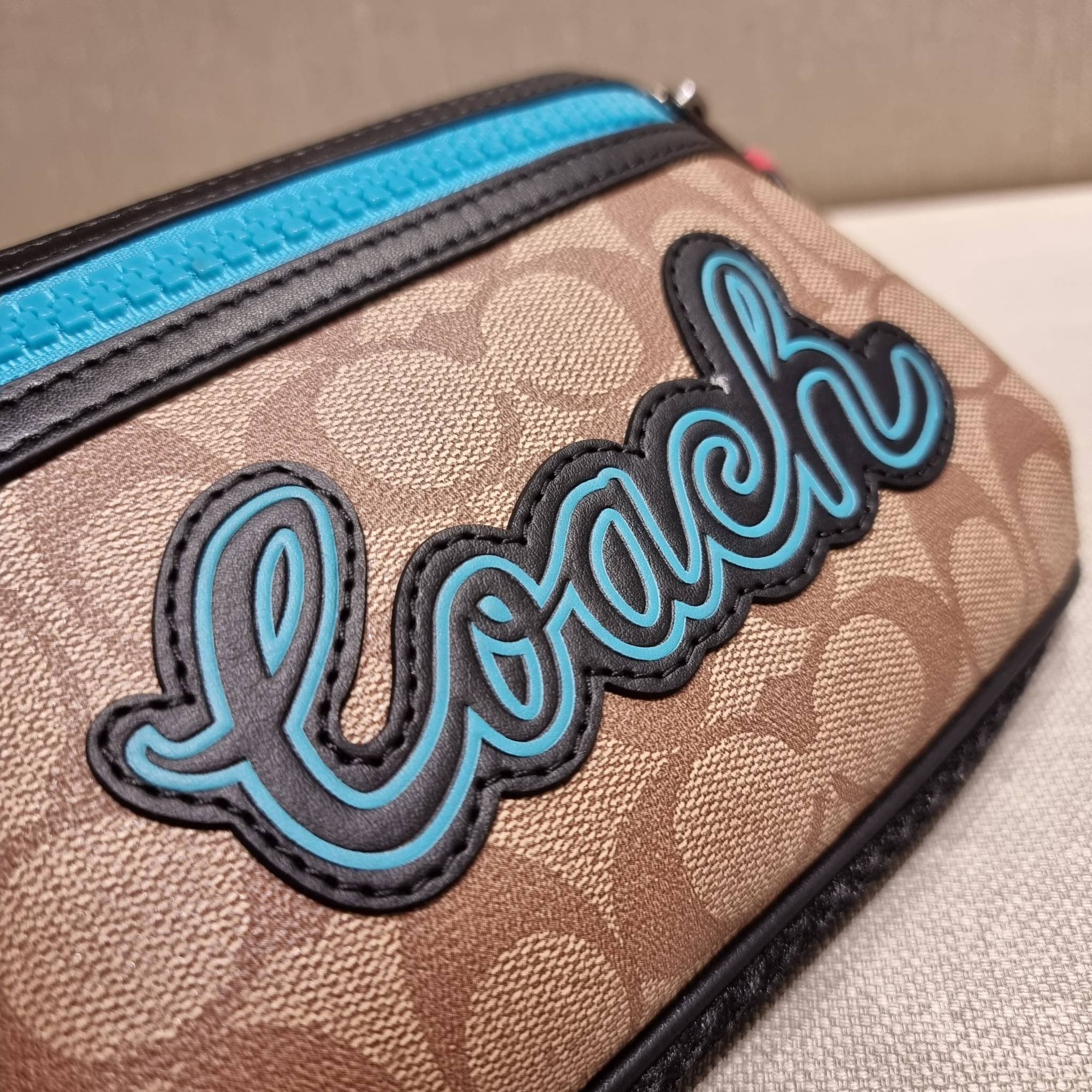 COACH F72931 TERRAIN BELT BAG IN SIGNATURE CANVAS กระเป๋าคาดอก ดีไซน์สุดเท่ มองยังไงก็ไม่มีเบื่อ ด้วยรูปลักษณ์ และความคลาสสิค ผสานกันอย่างลงตัว วัสดุหนังแคนวาสสลับหนังแท้ มีช่องซิปแบ่งเป็นสัดส่วน ด้านหลังบุนวมและมีช่องซิปไปอีก!! ภายในโล่งกว้าง ใส่กระเป๋าส