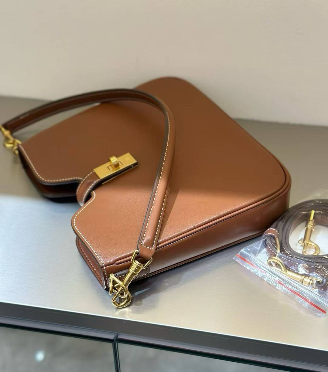 ORI หนังแท้ | CELINE CAMILLE 16 SOFT BAG IN SMOOTH กระเป๋าทรงโฮโบที่ตัวแม่ตัวมัมใช้กันเยอะสุดๆ ด้วยรูปทรงยอดนิยม สะดวกใช้ด้วยอะไหล่บิดล็อค สีทองสวยโดดเด่น