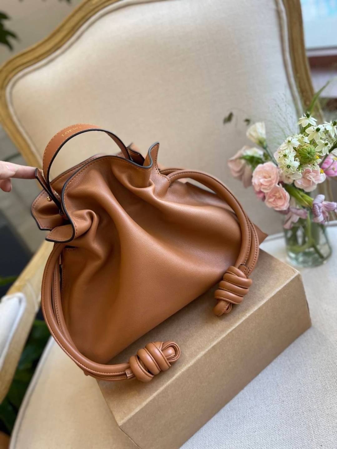 LOEWE Flamenco Clutch Bag / LOEWE CROSSBODY BAG กระเป๋าหนังทรงขนมจีบ อะไหล่ทอง วัสดุหนังอย่างดี