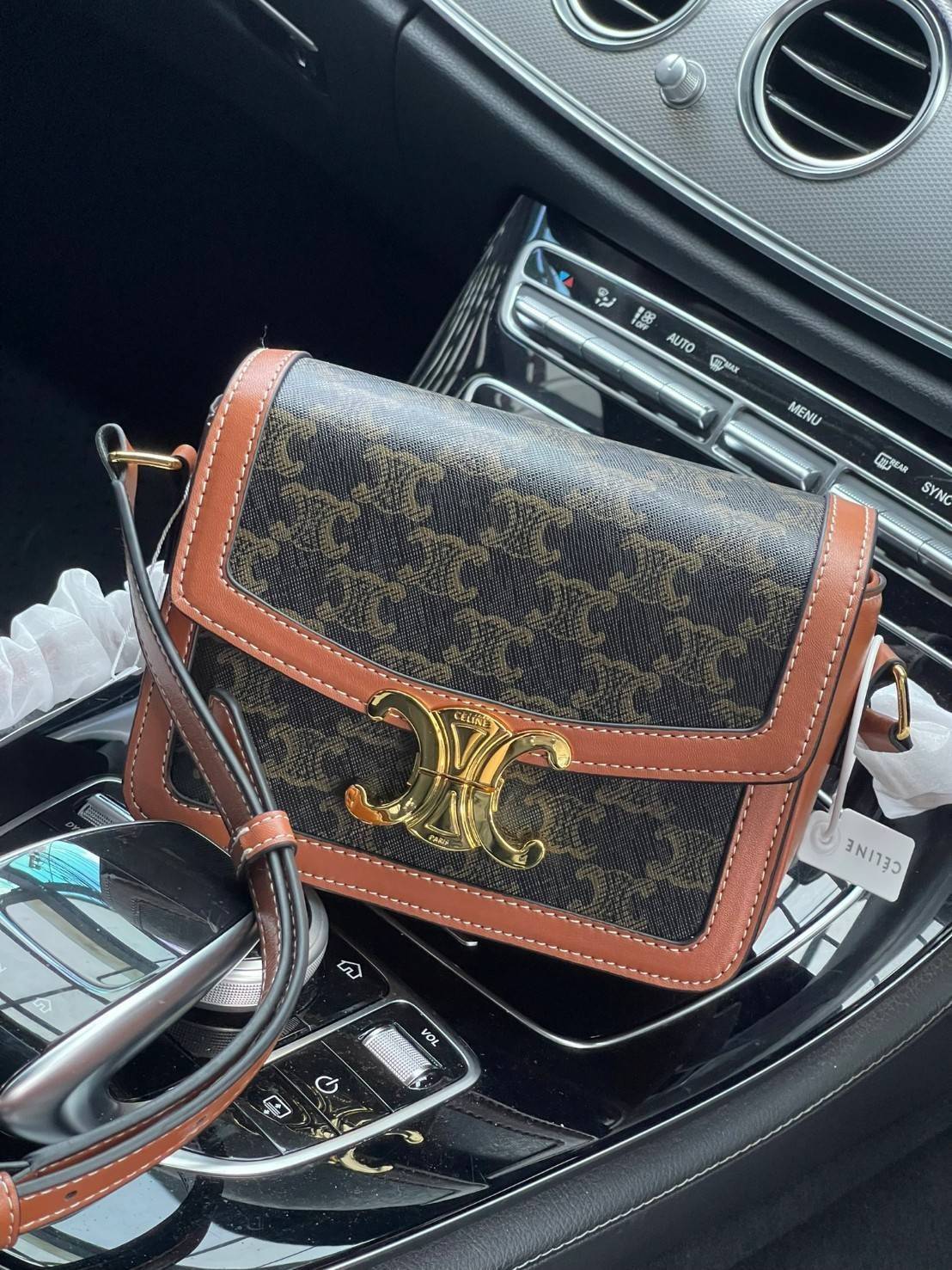 VIP 】Celine TEEN MEDIUM TRIOMPHE BAG IN TRIOMPHE CANVAS สาวๆที่กำลังมองหากระเป๋าน่ารักเอาไว้ใช้ในวันสบาย ๆ แต่ไม่รู้เลือกกระเป๋า Celine รุ่นไหนดี แนะนำรุ่นนี้เลยคะ เป็นกระเป๋าสะพายข้างขนาดกำลังดี สวยแบบคลาสสิก หรูหราด้วยแคนวาสเคลือบลาย Triomphe อีกทั้งยัง