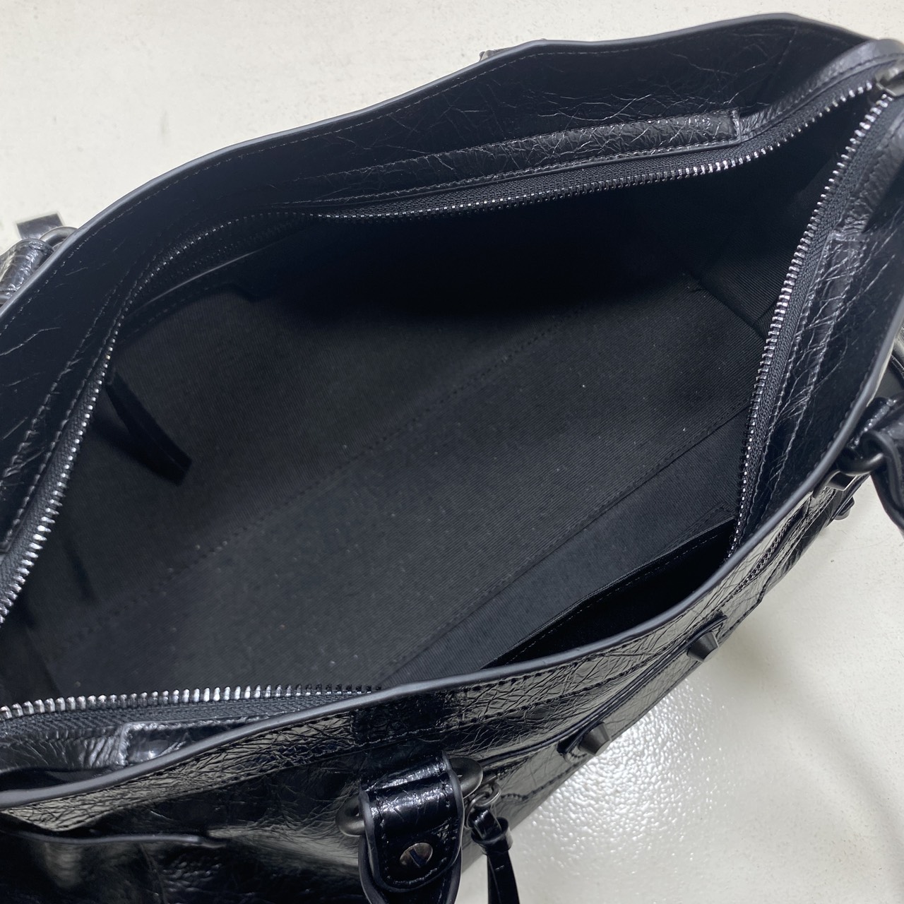 ORI หนังแท้ | Balenciaga Le City Bag East-west Bag กระเป๋าถือ/สะพายข้างทรงยาวดีไซน์โดดเด่นสวยเท่ล้ำสมัย ที่สุดแห่งความไอคอนิกไม่เหมือนใคร มีกิมมิคและลูกเล่นแพรวพราว