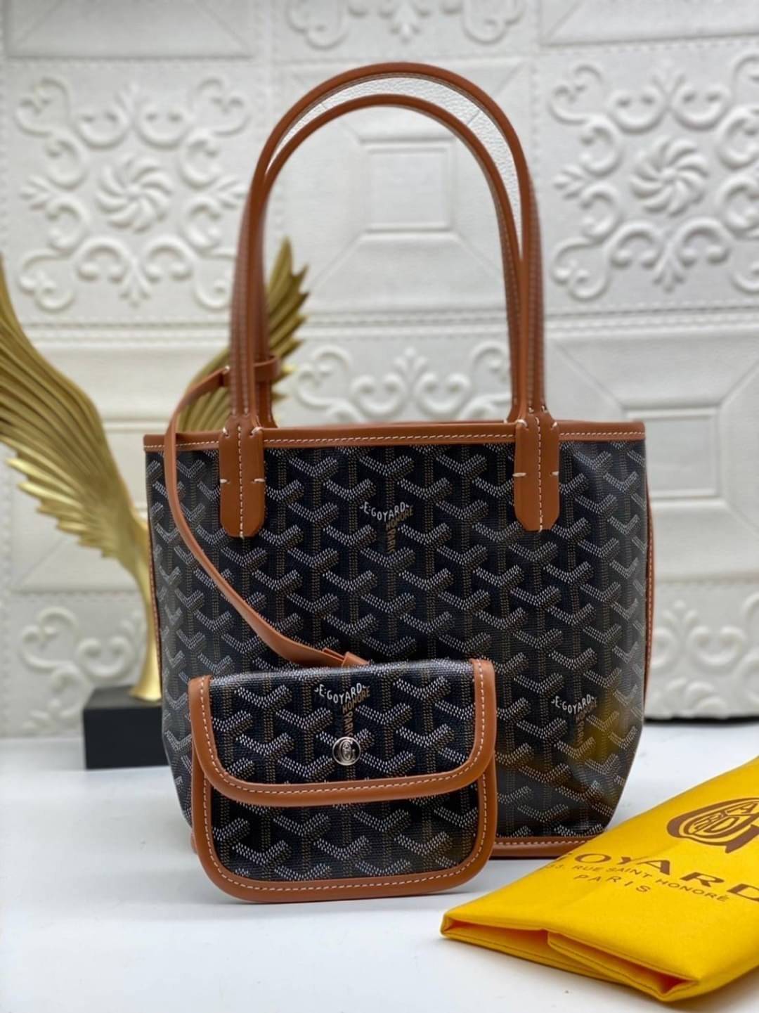 9 สี GOYARD ANJOU TOTE MINI / Goyard Mini Tote เกรดออริจินอลสลับแท้ ใช้งานต่างประเทศได้ ฮอตไอเท็ม กับกระเป๋าสะพายทรงโท้ท ไซส์มินิ กะทัดรัด มาครบสีขายดี เลิศทุกสี รูปทรงคลาสสิค ดีไซน์เป็นเอกลักษณ์ ใช้งานได้หลากหลาย