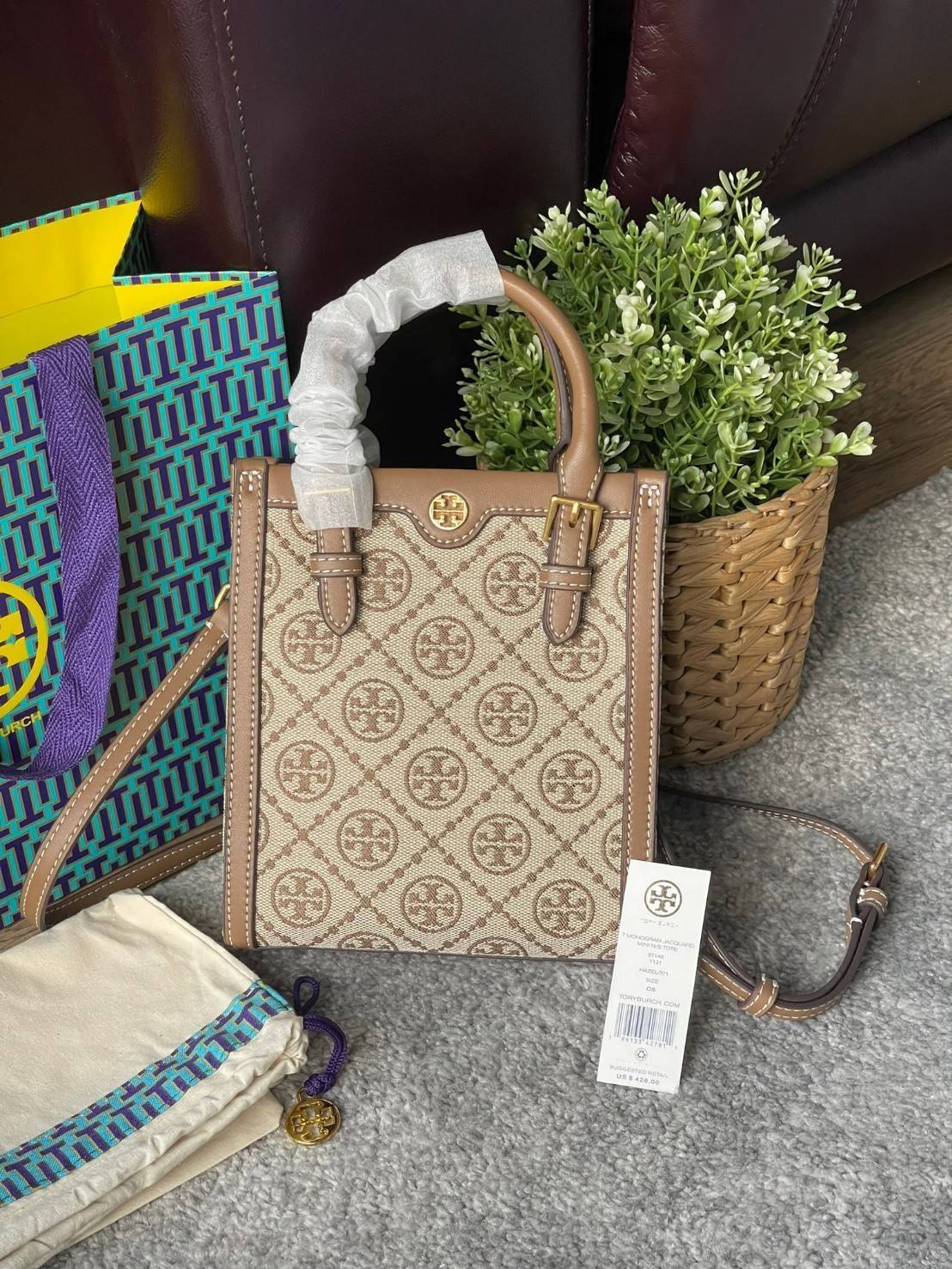 Tory burch t monogram jacquard mini tote ลวดลายT monogram ด้วยโลโก้สุดไอคอนนิคของแบรนด์ โดดเด่นด้วยกราฟฟิคและดีไซน์ ออกมาในหลายรูปแบบหลายคอลเลคชั่น แต่ละคอลเลคชั่นสวยหรูไม่แพ้กัน ทรงมินิโท้ท ขนาดกำลังดี ใช้งานง่าย ก็เป็นอีกหนึ่งรุ่นที่ทันยุคทันสมัยที่สาวๆ