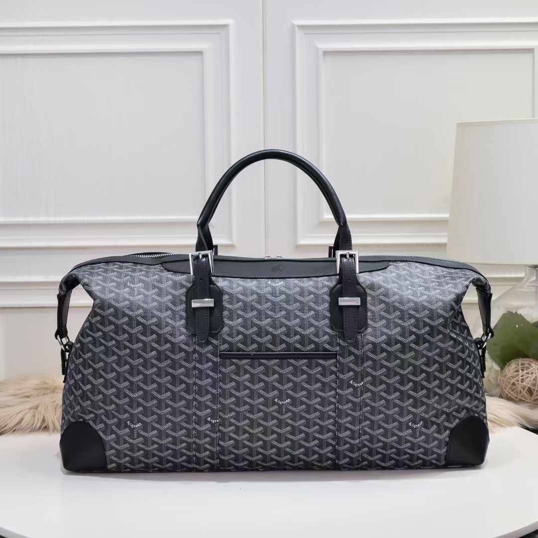 Goyard Boeing Travel 55 Duffle Bag กระเป๋าเดินทางใบใหญ่ ดีไซน์สวยคลาสสิกเป็นเอกลักษณ์ ไอเท็มที่จะทำให้การเดินทางไม่ธรรมดาอีกต่อไป ด้วยดีเทลความเป็นเอกลักษณ์ เรียบแต่หรู ภายในจุของได้เยอะมาก ใหญ่จริง!! ใบนี้คุ้มค่าราคามากๆ