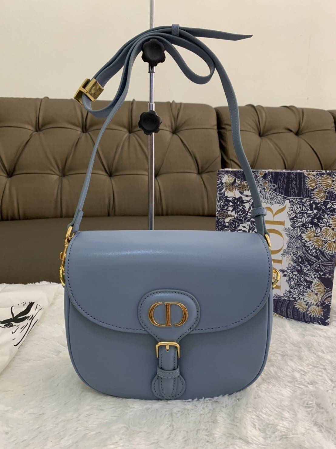 Dior Bobby Bag (GWP) พรีเมี่ยมกิ้ฟ Limited Edition วัสดุหนังแท้ Calfskin อะไหล่ทอง กระเป๋าหรูยอดฮิต ดีไซน์เป็นทรงโค้งเรียบหรูแบบโบฮีเมียนนิดๆ ด้านหน้าประดัลโลโก้ CD เด่นชัด ตอกย้ำความเป็นแบรนด์หรู Christian Dior แมทกับชุดได้ง่าย ใช้ได้ทุกวัน ทั้งสะพายไหล่
