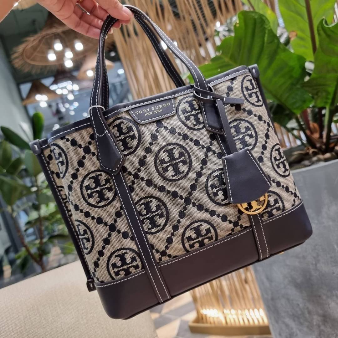 TORY BURCH PERRY MONOGRAM JACQUARD SMALL TRIPLE COMPARTMENT TOTE กระเป๋าโท้ท ไซส์เล็ก ลายโมโนแกรมสุดฮิต ปังไม่หยุดจริงๆ ขนาดกำลังสวย มาพร้อมหูจับในตัว และสายสะพายที่ปรับใช้ได้ไม่มีเบื่อ วัสดุผ้า jacquard ทักทอลาย ตัดขอบด้วยหนังแท้ ปากกระเป๋ามีกระดุมแม่เหล