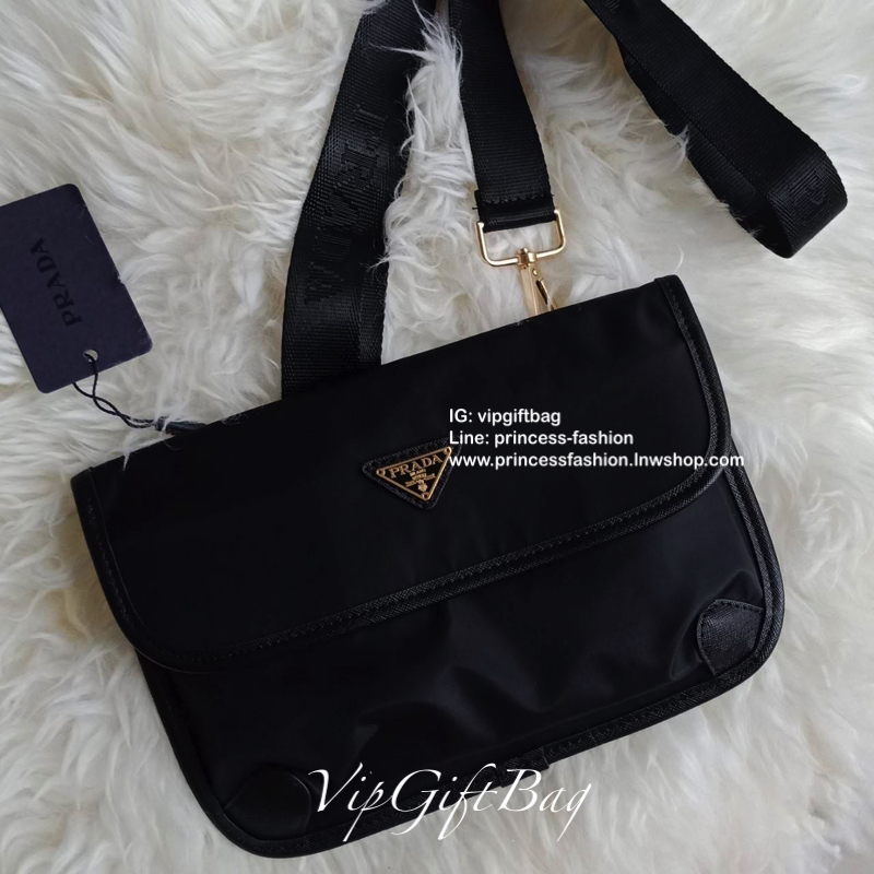Prada Bag ทรงใหม่มีไว้ไม่ซ้ำใครแน่นอนคะ จะสะพายข้าง หรือ คาดอกก็ได้คะ วัสดุทำจากผ้าNylon กันน้ำ ตัวอะไหล่สีเงิน ขนาดกำลังดี ใส่ของได้เยอะคะ มือถือ กระเป๋าตังใส่ได้ สบายๆคะ ด้านหน้าและด้านหลังมีช่องซิปแยกให้อีกคะ ใช้ได้ทั้งผู้ชายผู้หญิงเลยคะ ด้านข้างกระเป๋