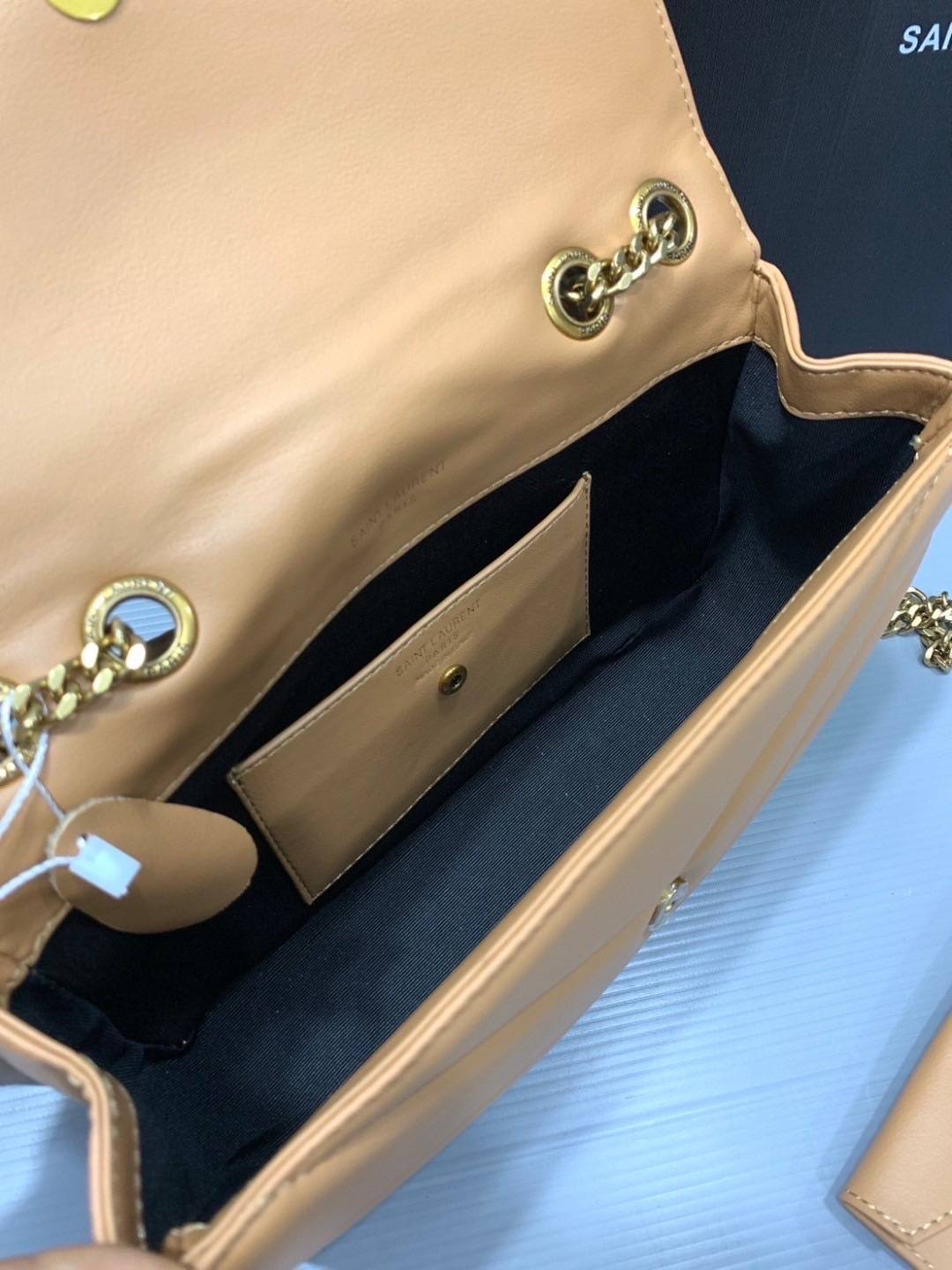 ORI | หนังแท้ 25cm YSL loulou small in matelassé กระเป๋าสะพายทรงสวยคลาสสิค มาพร้อมใบเล็กใส่การ์ด งานหนังแท้สมผัสนุ่มมือตะเข็บเย็บลายเชฟรอนสวยเป็นเอกลัษณ์