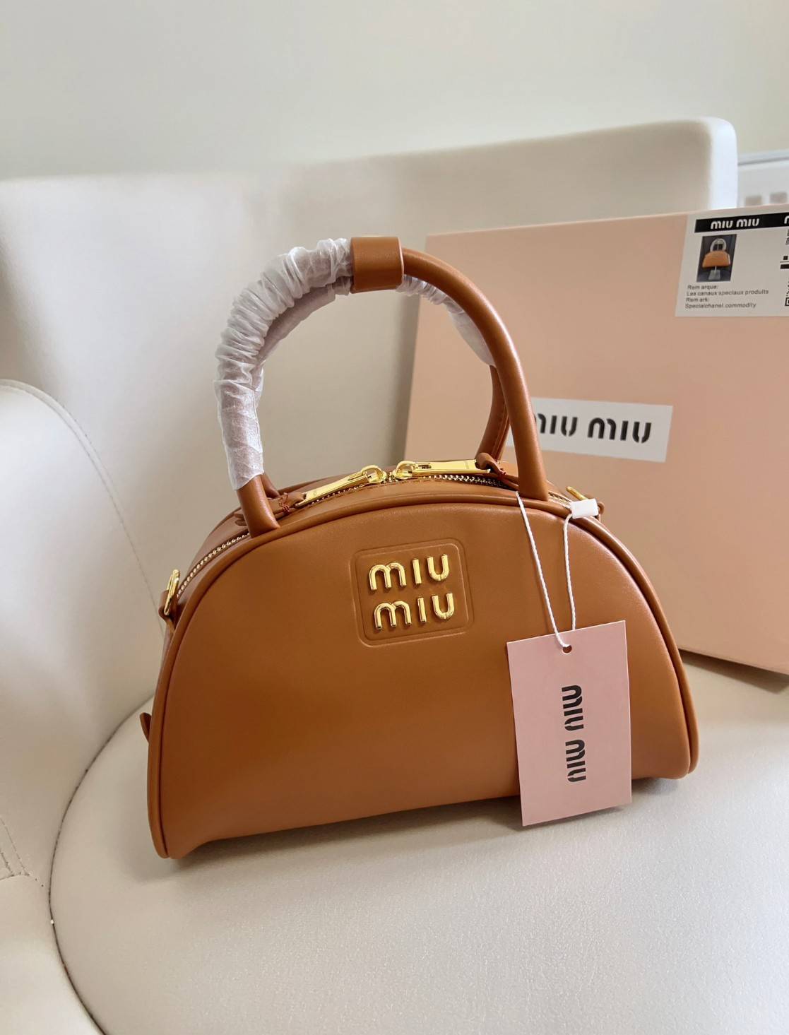 MIU MIU HALF-MOON TOP HANDLE BAG / Patent leather bowling bag / Miu Miu Leather top-handle bag กระเป๋าทรงพระจันทร์เสี้ยว หนังนิ่ม ลื่นเงา ตัดกับอะไหล่ทองได้ลงตัว