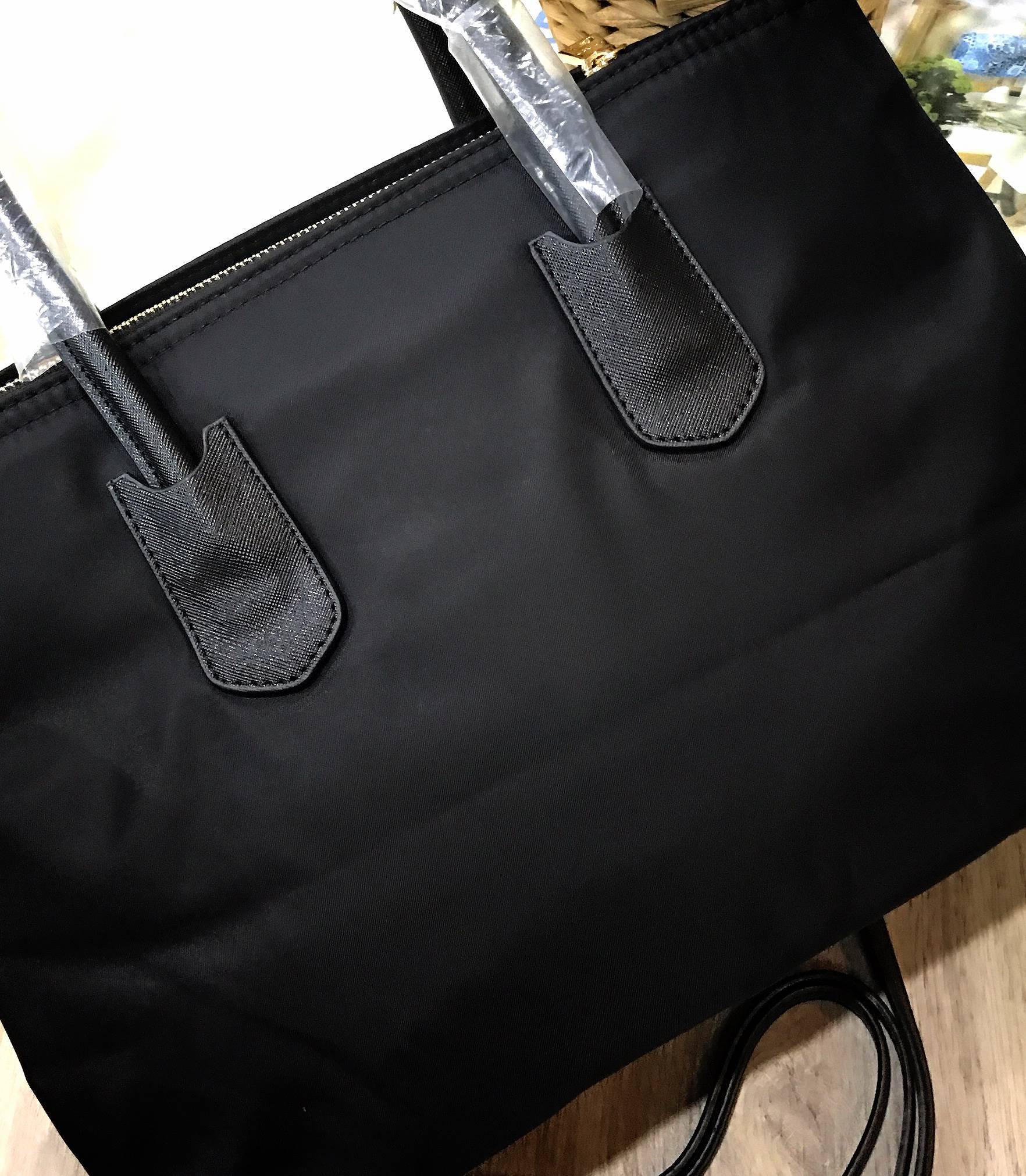 New item! Prada Nylon handbag กระเป๋าถือสะพาย **ทรงยอดฮิต มาแล้วค้า จากงานพรีเมี่ยมกิ้ฟใหม่ บอกเลยว่า ใบนี้ Nylon สลับหนัง สวยคุ้มสุดๆคะ ด้านหน้าประดับด้วยโลโก้แบรนด์สวยหรู ด้านในมีช่องซิปแบ่งอีกหลายช่อง มาพร้อมป้ายหนังแท็กห้อยประบดับเก๋ๆ ด้านข้างมีกระดุม