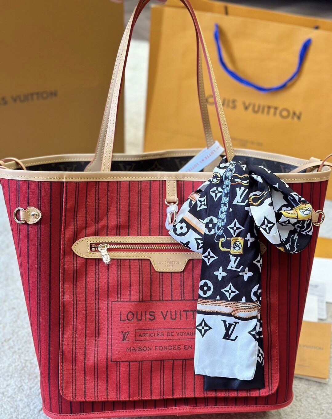 LV Neverfull Bandoulière Inside Out MM กระเป๋าทรงโท้ทรุ่นใหม่ล่าสุด ใช้ได้ 2 ด้าน ภายในสีสดใสมีชีวิตชีวา เป็นการรังสรรค์สุดท้าทายครั้งใหม่ของกระเป๋ารุ่นไอคอนิกจากหลุยส์ ที่สุดของความหรูหรา