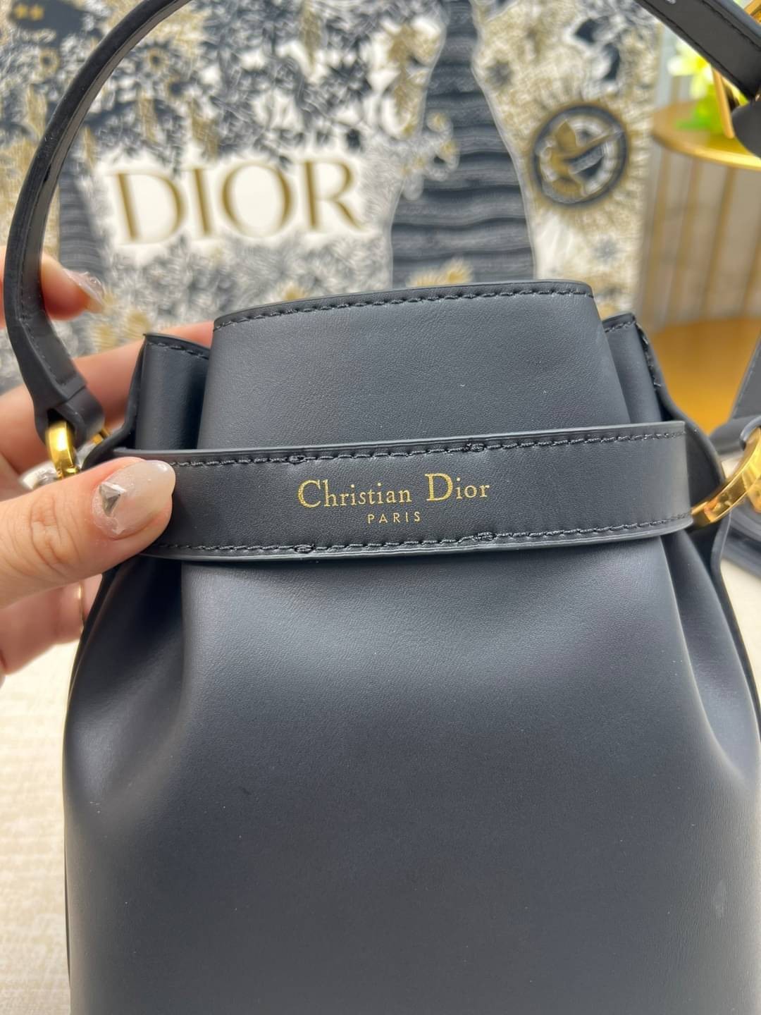 DIOR SMALL C'EST DIOR BAG 17 cm / Dior bucket bag รุ่นใหม่สวยหรู ดูแพงมากค่ะ กระเป๋าสะพายบัคเก็ต รูปทรงคลาสสิค ใช้งานง่ายภายในโล่งกว้างมาก สวยมาก ควรมีค่า