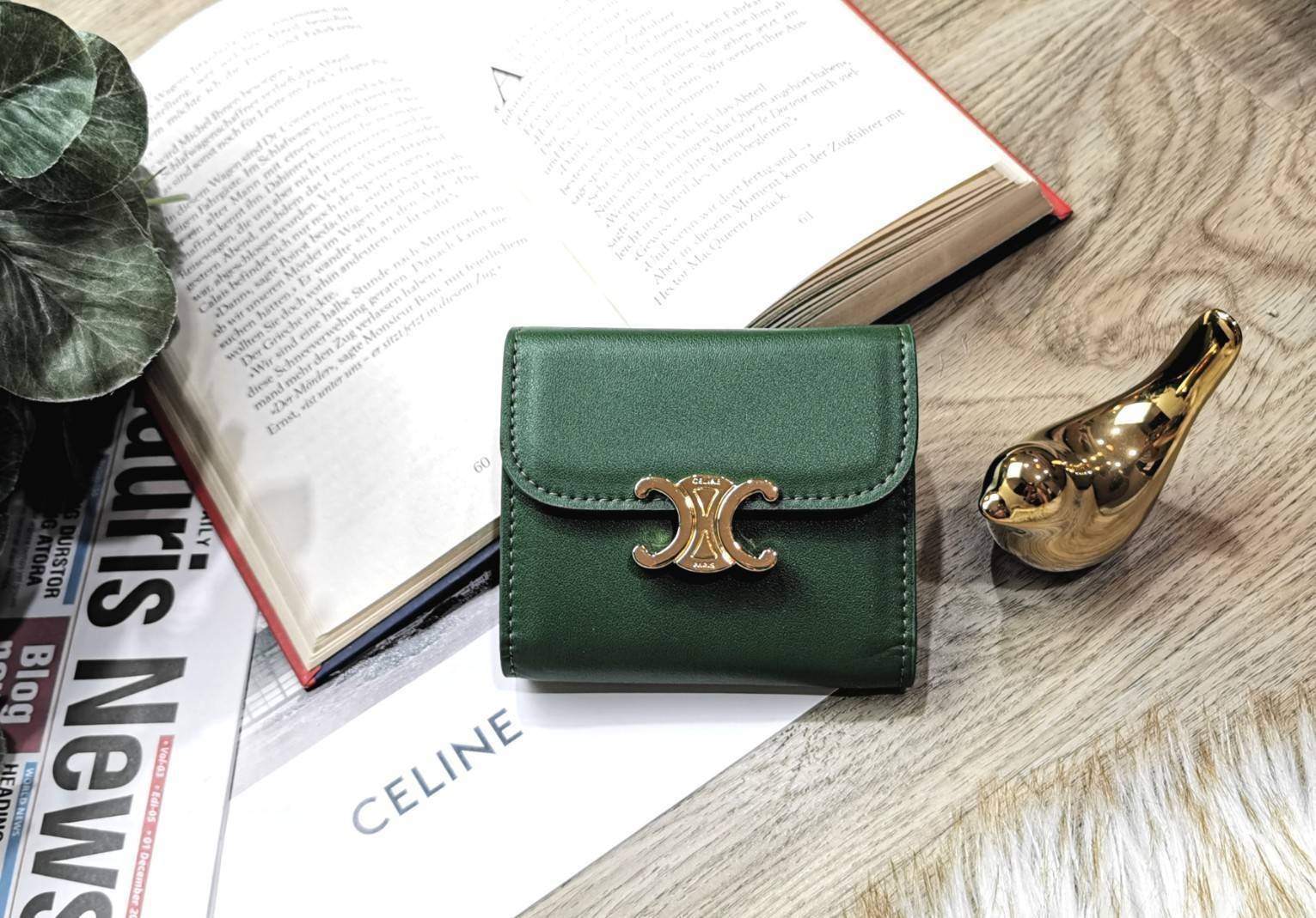 สีใหม่พร้อมส่ง! สีเขียวเหนี่ยวทรัพย์!✴️ NEW IN! CELINE SHORT WALLET VIP GIFT WITH PURCHASE (GWP) พรีเมี่ยมกิ๊ฟ Limited จาก CELINE HAUTE PARFUME DUTYFREE COUNTER หนังเรียบสวยอยู่ทรงมีโลโก้ด้านหน้าเปิดปิดด้วยฝาพับกระดุม