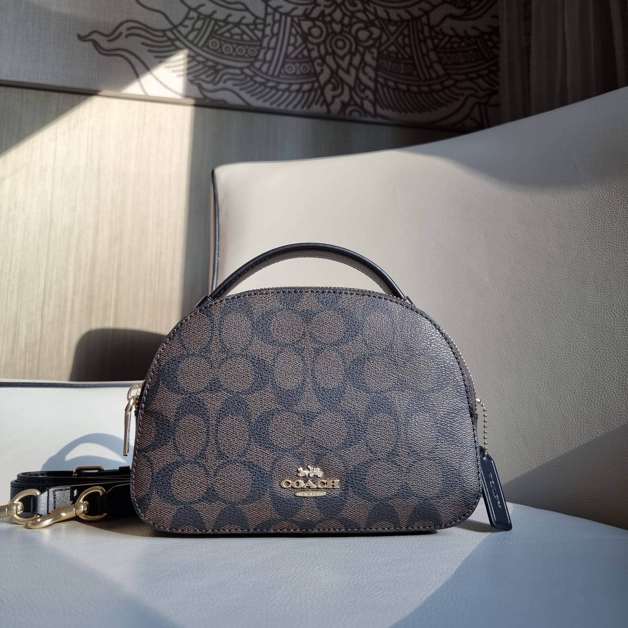 OUTLET 】COACH 1591 SERENA SATCHEL IN SIGNATURE CANVAS กระเป๋าสะพายคอลเลคชั่นยอดฮิต ดีไซน์ลุคผู้ดี ต้องยกให้น้องใบนี้เลย!! จัดสีขายดี สีลุคคุณหนูมาให้ สวยตาแตก!! วัสดุหนังแคนวาส เปิด-ปิดด้วยซิป 2 ช่องหลัก ภายในเป็นช่องโล่ง เก็บของได้แบบสบายๆ ใส่มือถือได้ทุ