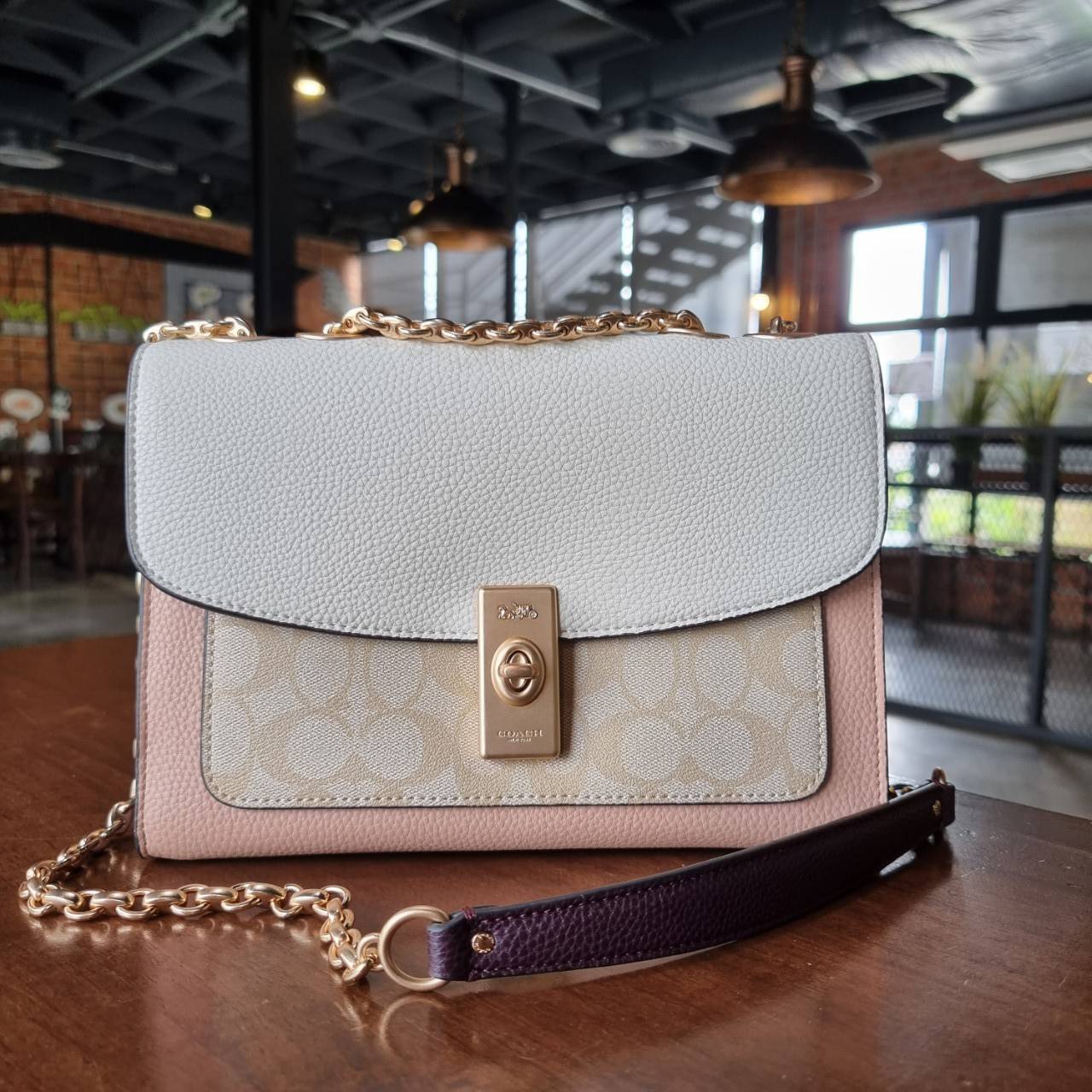 ของแท้ 💯% 】COACH C2174 LANE SHOULDER BAG IN COLORBLOCK SIGNATURE CANVAS หรูสุดต้องใบนี้นะน้องนะ ไอเท็มใหม่ล่าสุด กระเป๋าสะพายสายคุณหนู ดูหรูและคลาสสิค สายสะพายโซ่อะไหล่ทองขับผิว วัสดุหนัง pepble ตัดกับหนังแคนวาสเป็นดีไซน์คัลเลอร์บล็อค