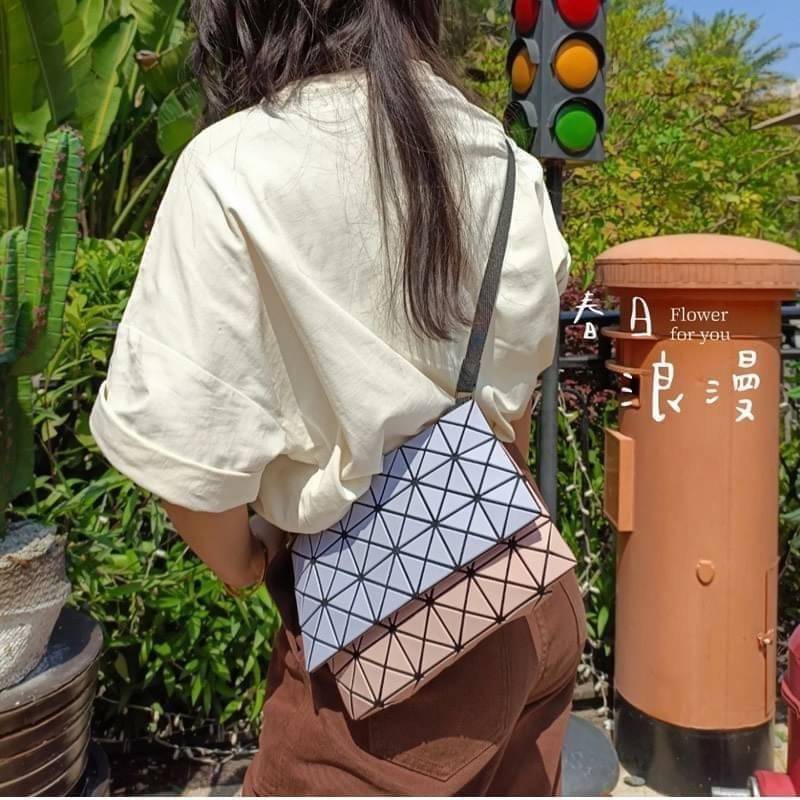 Baobao Issey Miyake Prism Kangaroo crossbody bag กระเป๋าสะพาย Crossbody รูปทรงสี่เหลี่ยมผืนผ้า ไซส์กำลังพอดี เห็นแบบนี้บอกเลยว่าใส่ของสำคัญได้แบบครบถ้วน ไม่ว่าจะเป็นโทรศัพท์ กระเป๋าตังค์ หรือพาวเวอร์แบงค์ จัดเป็นอีกหนึ่งรุ่นที่น่ารัก สายสะพายปรับได้ตามควา