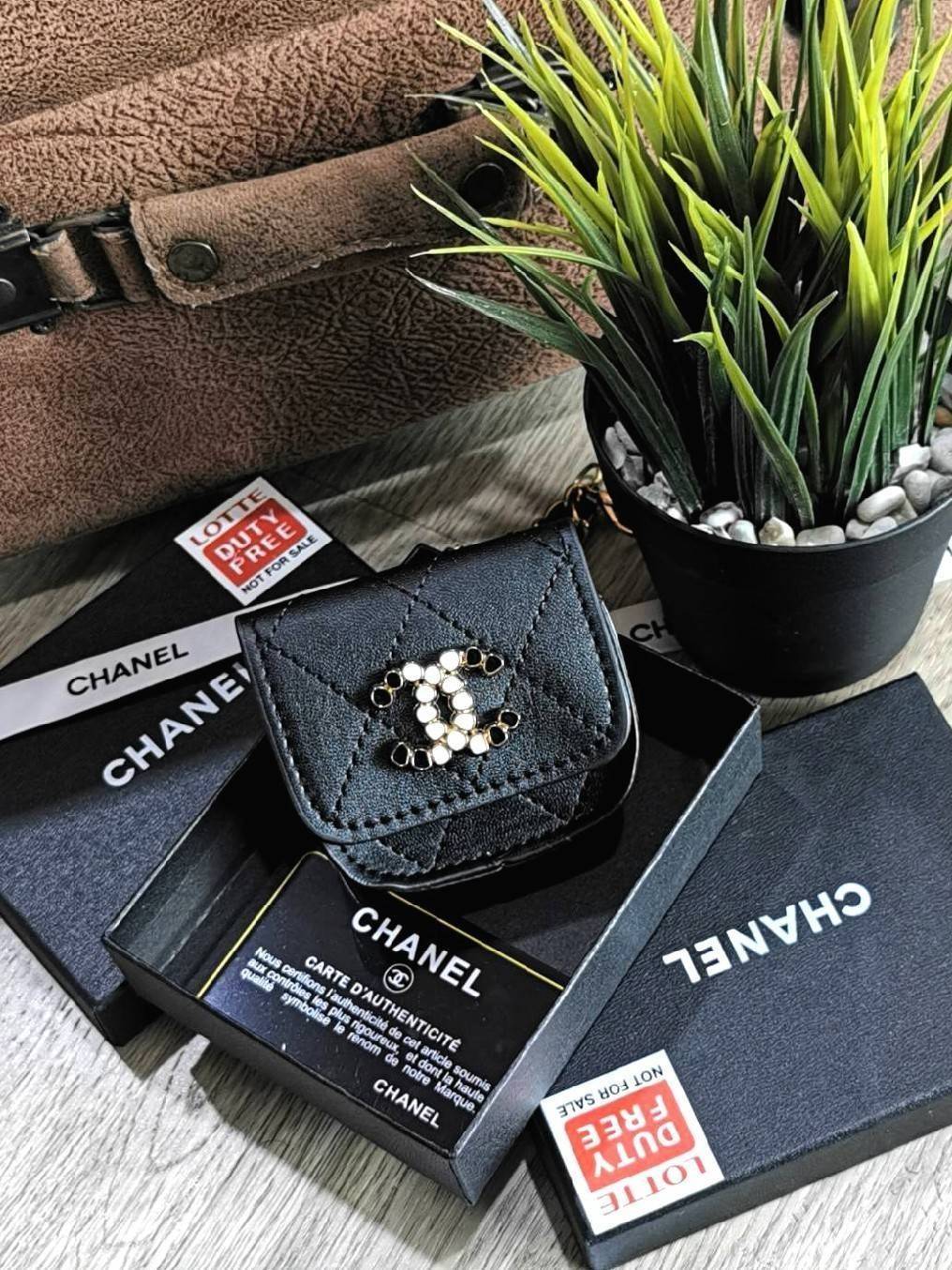 CHANEL QUILTED CRYSTAL CC MINI BAG VIP ไอเท็มแนะนำน่ารักสุดๆวัสดุหนังเรียบสีดำด้านหน้าประดับโลโก้แบรนด์เปิดปิดด้วยฝาปิดกระดุมแม่เหล็กอะไหล่ทองสวยดูดีมาพร้อมสายโซ่ร้อยหนังสามารถใช้คล้องกระเป๋า พวงกุญแจ เข็มขัดได้ ใส่ Airpods เหรียญ หรือกุญแจได้ น่ารักน่าใช