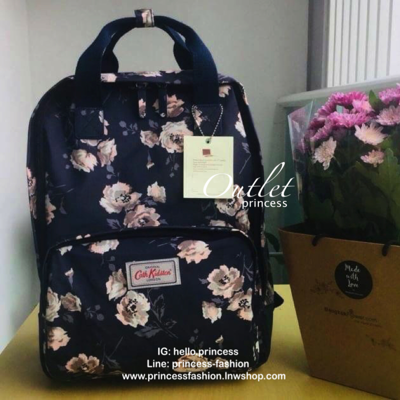 Cath Kidston Backpack Bag กระเป๋าเป้สไตล์วินเทจรุ่นสุดฮิต เป็นอีกรุ่นที่สาวๆถามถึงกันเยอะค่ะ วัสดุ Canvas เคลือบ PVC กันน้ำสามารถเช็ดทำความสะอาดได้ง่าย น้ำหนักเบา เปิดปิดกระเป๋าด้วยซิปสะดวกใช้ พร้อมช่องซิปด้านหน้ากระเป๋าอีกหนึ่งช่องใช้งาน ด้านในโล่งกว้างม