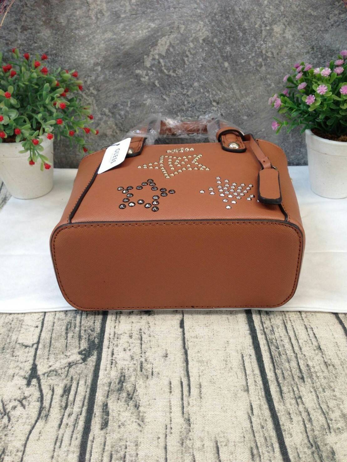 GUESS DELANEY SAFFIANO MINI CROSSBODY BAG WITH STAR กระเป๋าถือหรือสะพาย GUESS FACTORY วัสดุหนังลาย Saffiano ประดับอะไหล่เงินรูปดาวสุดชิค ขนาดกำลังดี น้ำหนักเบา ด้านหน้าประดับ logo พร้อมกับ พวงกุญแจ Signature แบรนด์ที่หูหิ้ว ถอดเเยกใช้ได้ เปิดปิด ด้วยซิป ภ