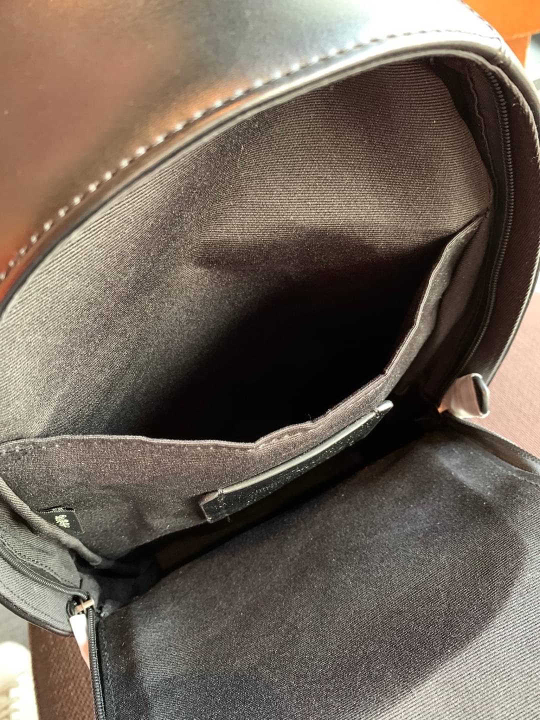 COACH CHARLES PACK IN SIGNATURE ((39942)) กระเป๋าคาดด้านหลัง//หรือคาดอกด้านหน้า ตามความชอบเลยค่ะ หนังแท้สวย ด้านหน้ามีให้หนึ่งช่องซิปใส่มือถือลงไปได้ค่ะ ช่องหลักแบบซิปคู่ ภายในโล่งลึกใส่สัมภาระจำเป็นในชีวิตประจำวันได้เยอะเลยนะคะ;มีช่องโล่งให้ใส่ของจุกจิกอ